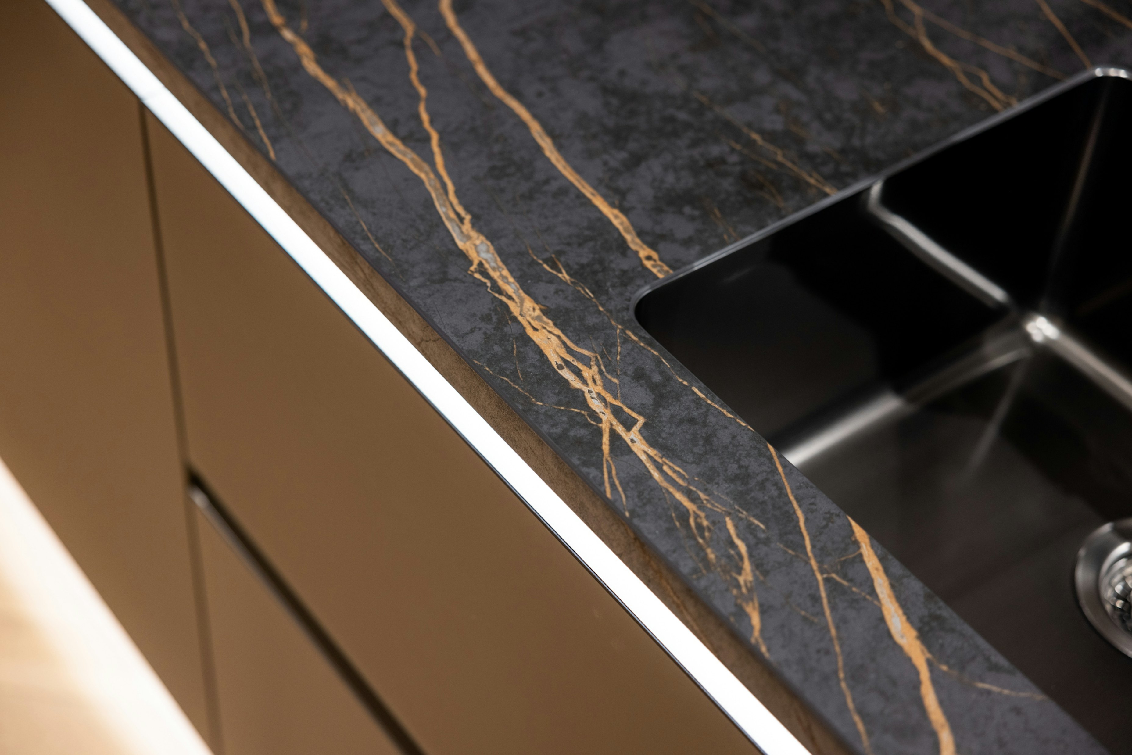 Het Dekton werkblad combineert heel mooi met de mat glazen fronten in de kleur Platina metallic.