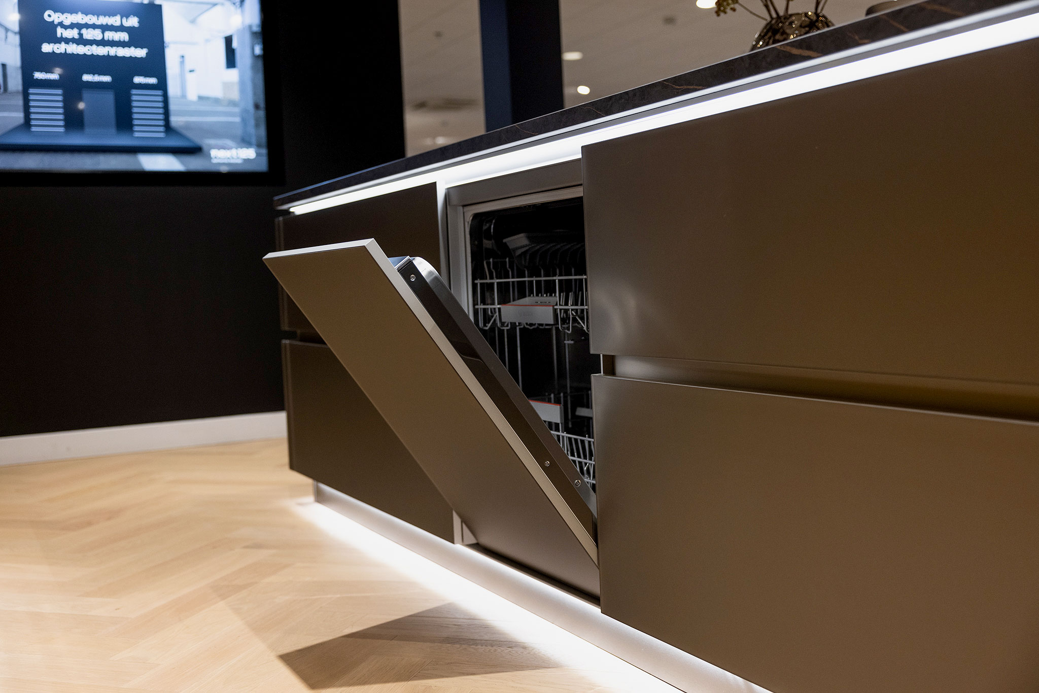 Het eiland beschikt naast vier brede laden over een volledig geïntegreerde vaatwasser van het merk Bosch.
