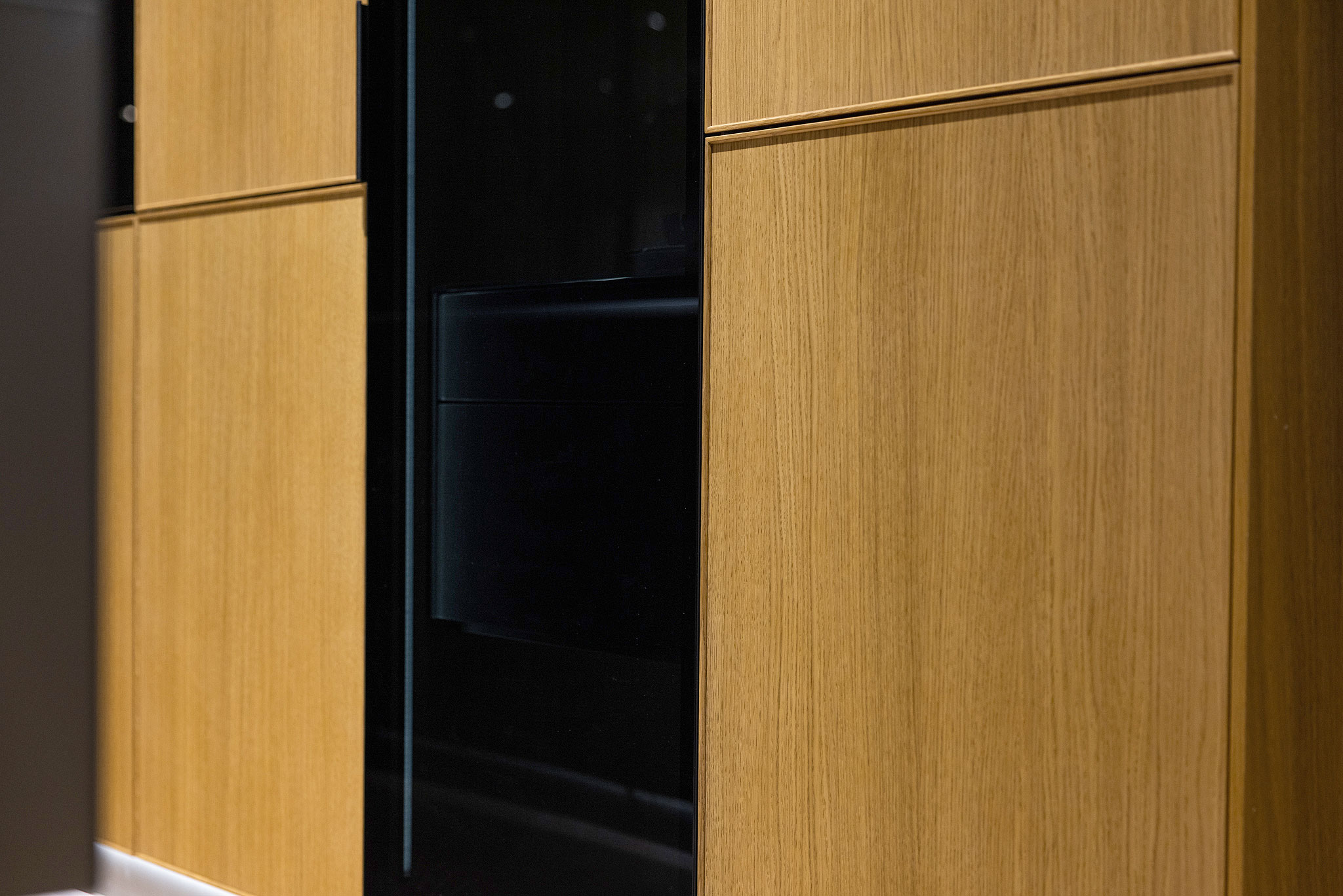 Luxe servieskast met glanzend zwart glas.