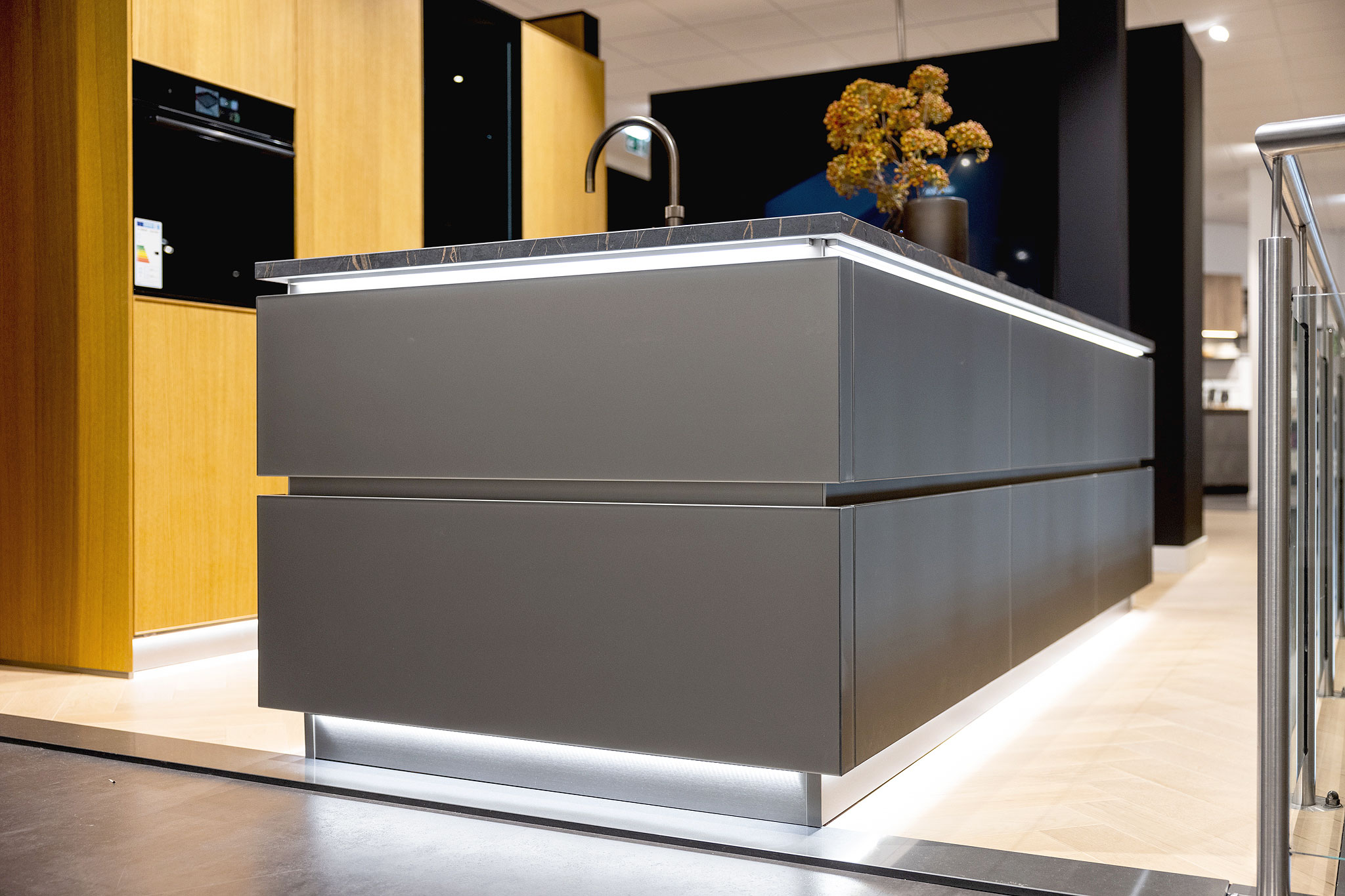 Binnen deze hoogwaardige designkeuken creëert u eenvoudig een unieke lichtsituatie.