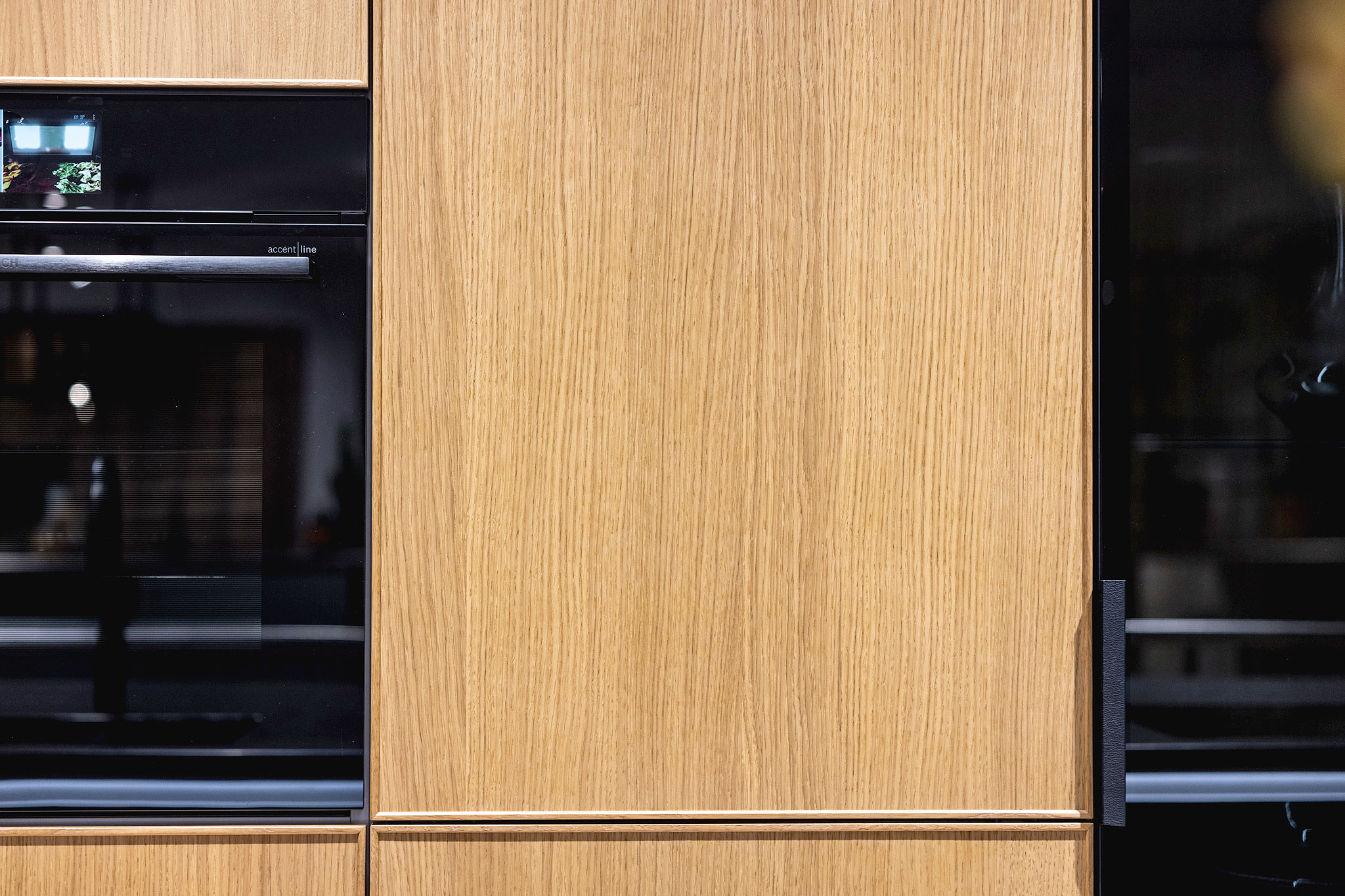 Net als bij een kunstwerk versterkt de fijne lijst de schoonheid van de natuurlijke houtnerven.