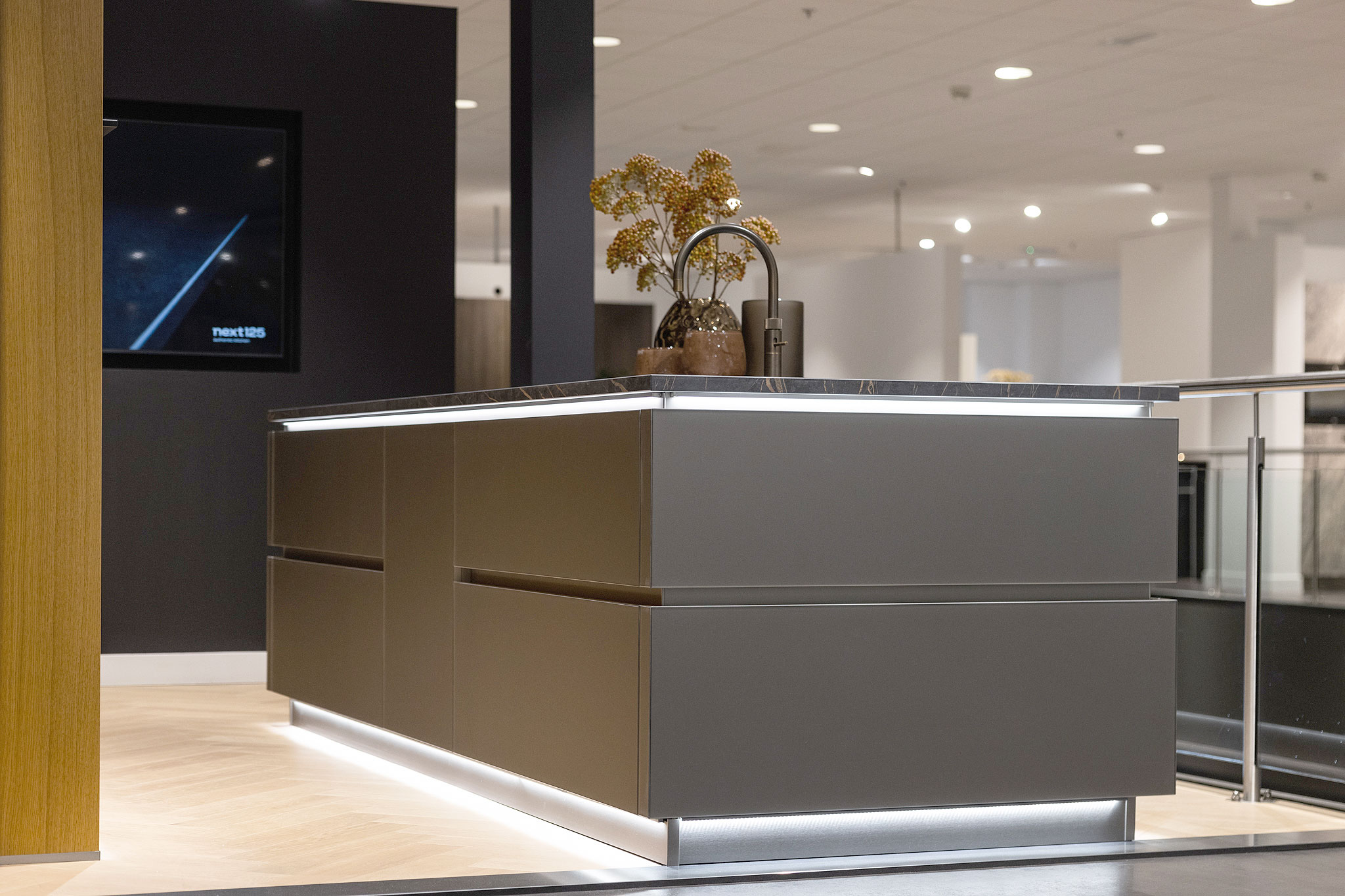 Eiland uitgevoerd in mat glasfront in de kleur Platina metallic voorzien van verlichting in de greeplijst.