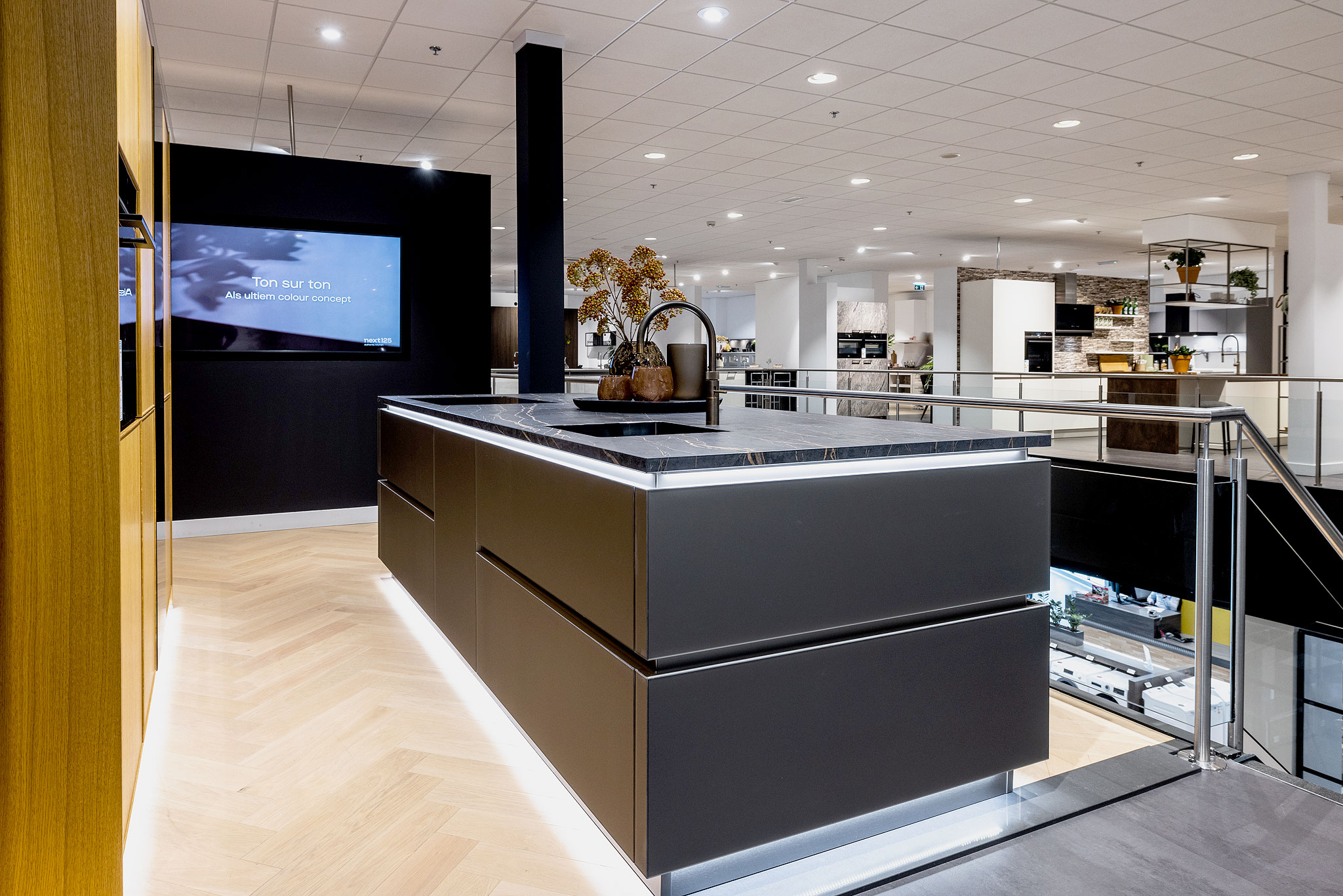 Het verlichte eiland van deze exclusieve keuken lijkt te zweven boven het oppervlak.