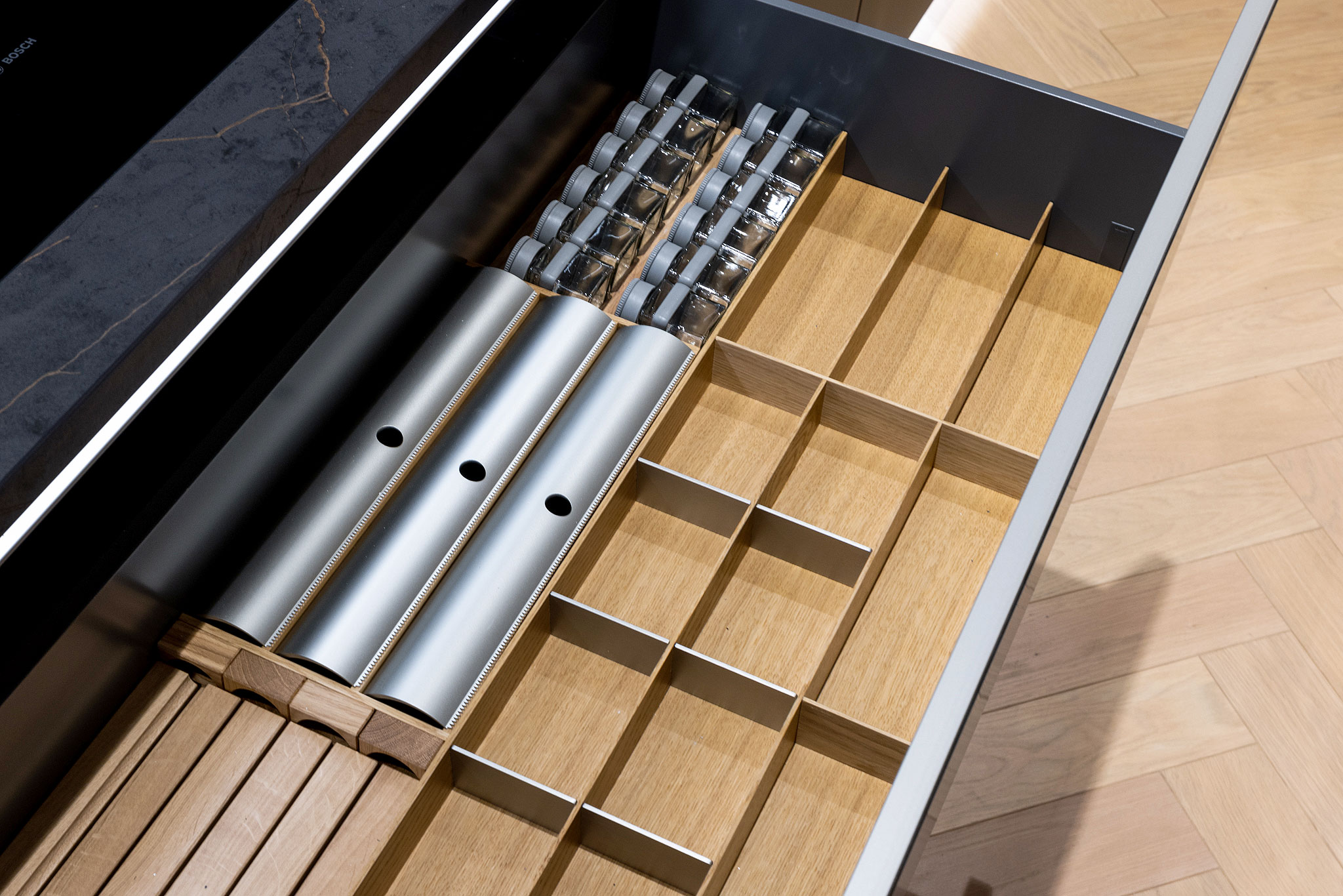 Inzetstukken in verschillende uitrustingsvarianten en indelingen zorgen voor orde in de lade van de keuken.