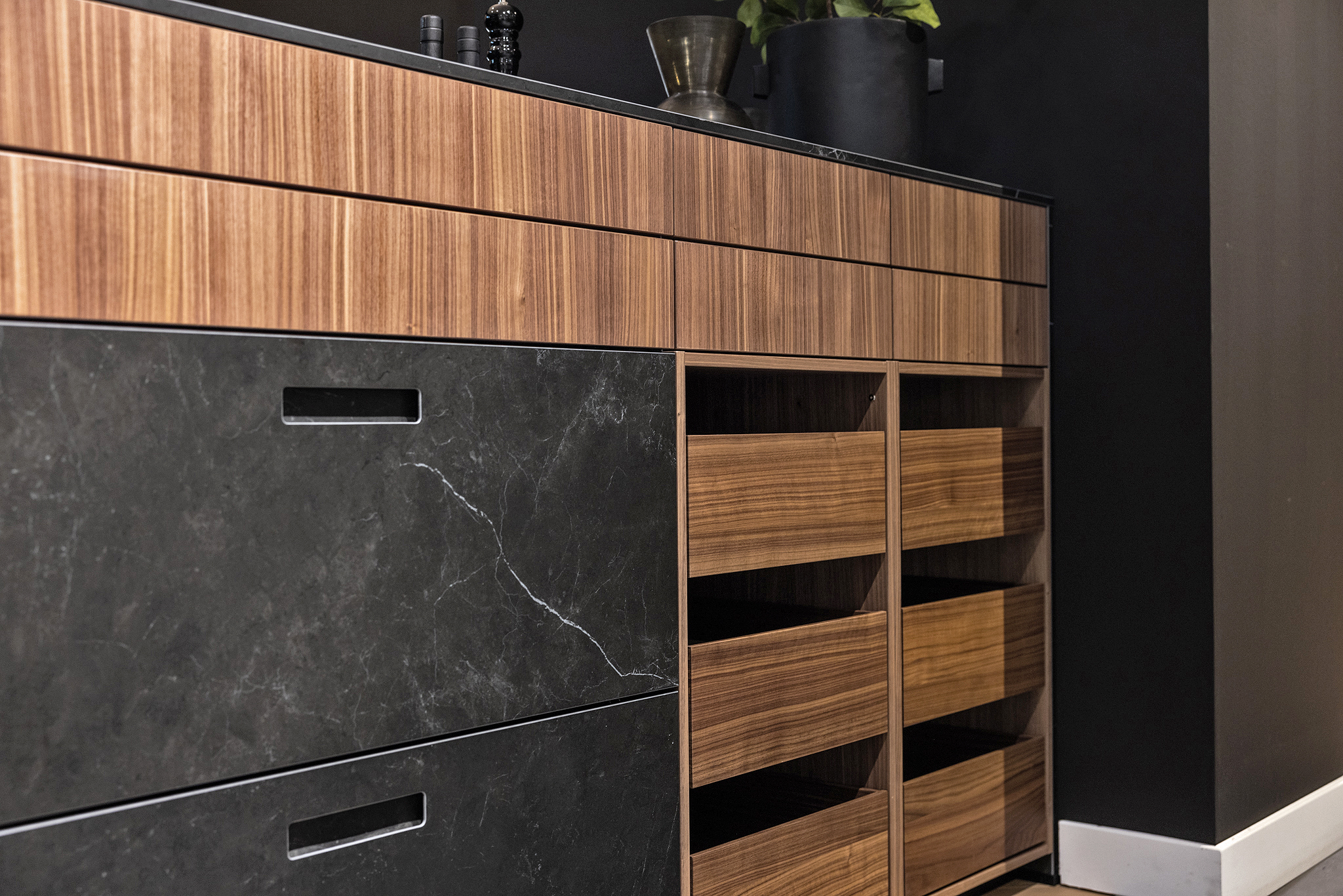 De in notenhout uitgevoerde Engelse korven geven deze luxe keuken een eigenwijze twist.