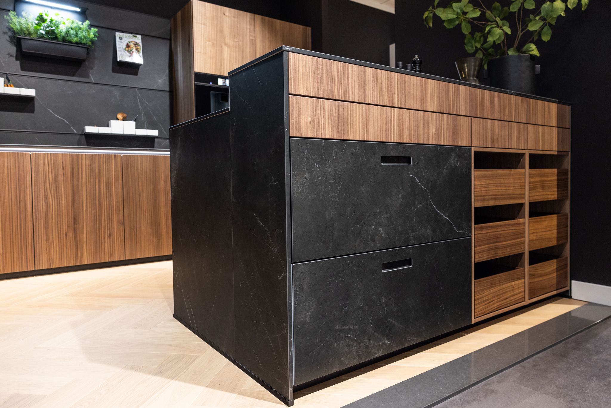 Het eiland van deze exclusieve keuken doet uw kookruimte en woonkamer samensmelten tot één warme en sfeervolle leefruimte.