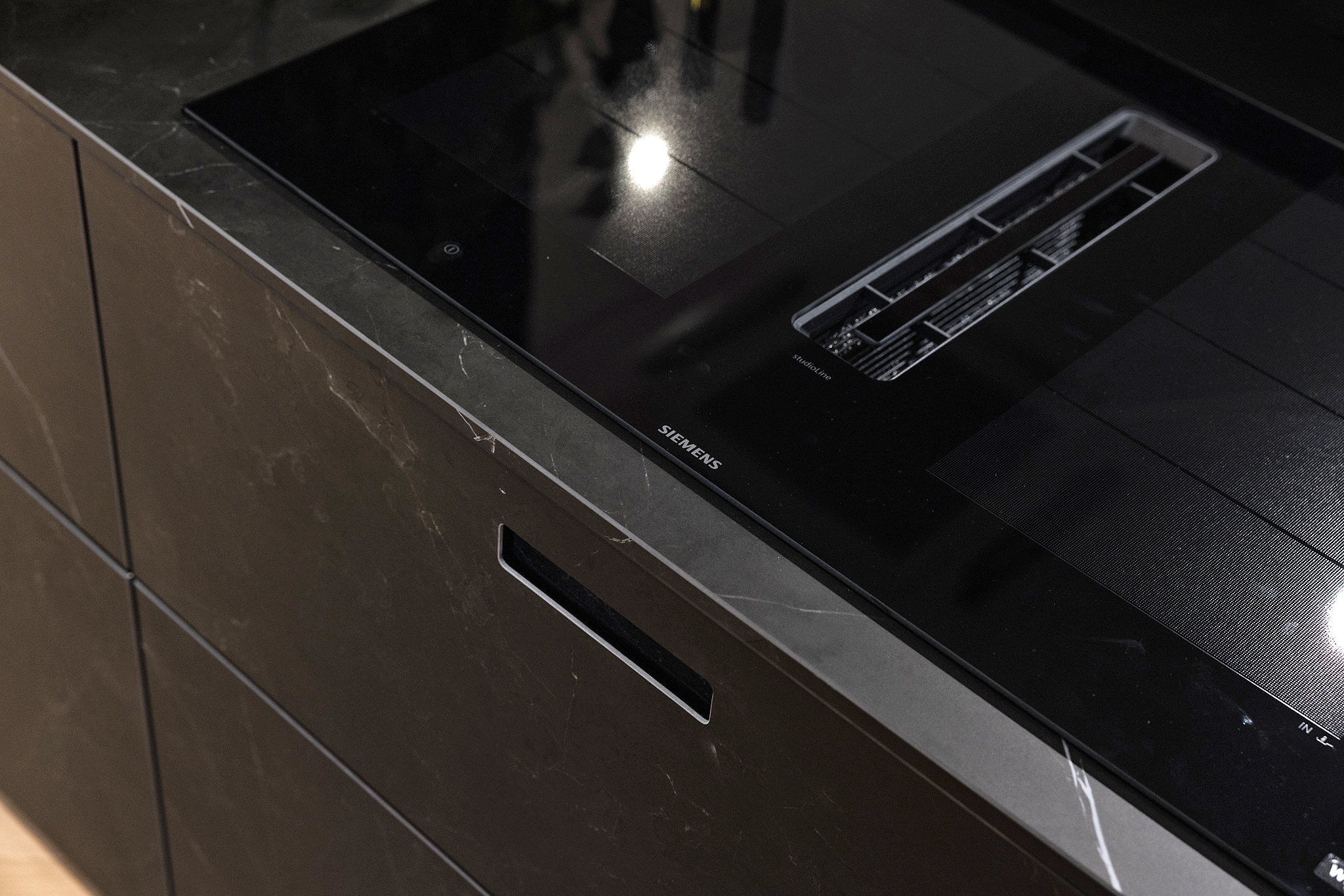 Door de in de inductie kookplaat geïntegreerde afzuiging heeft u geen afzuigkap meer nodig.