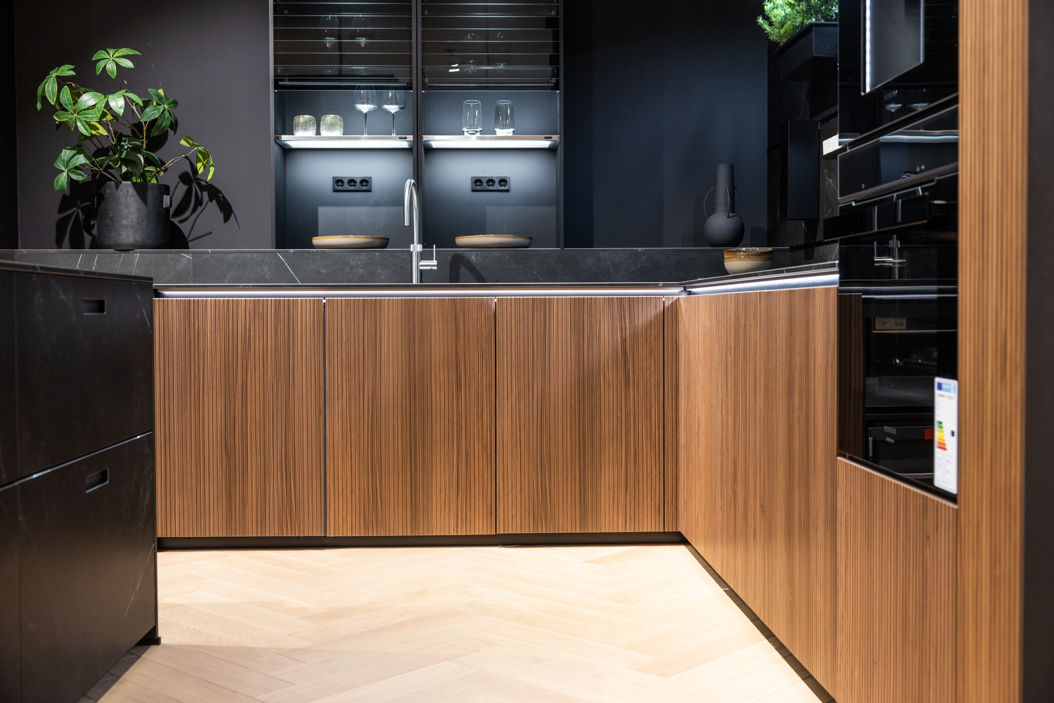 De hoekopstelling is uitgevoerd met verlichting in de greep lijst.