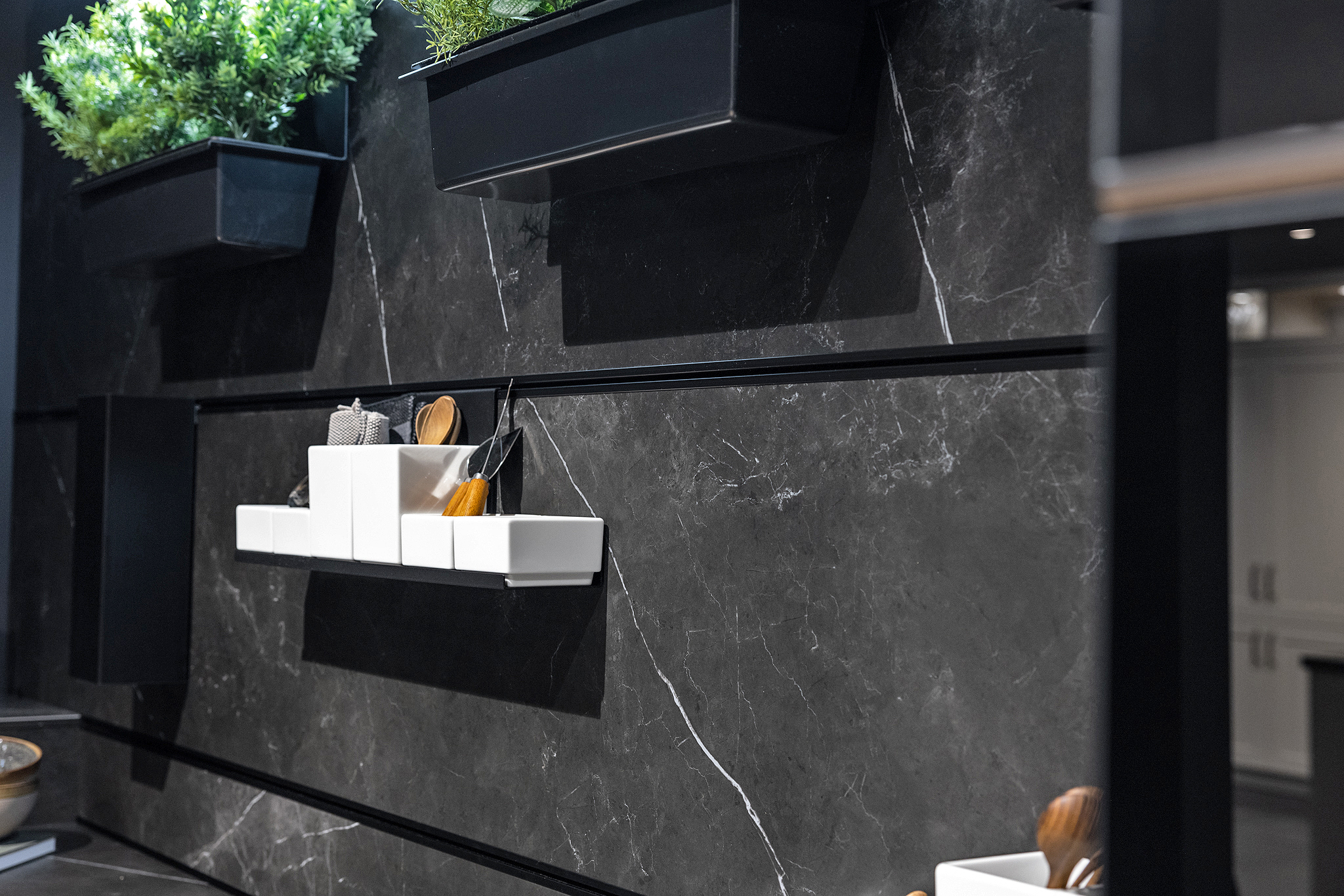 Het next125 cube paneelsysteem zorgt voor orde en biedt opbergruimte waar deze nodig is.