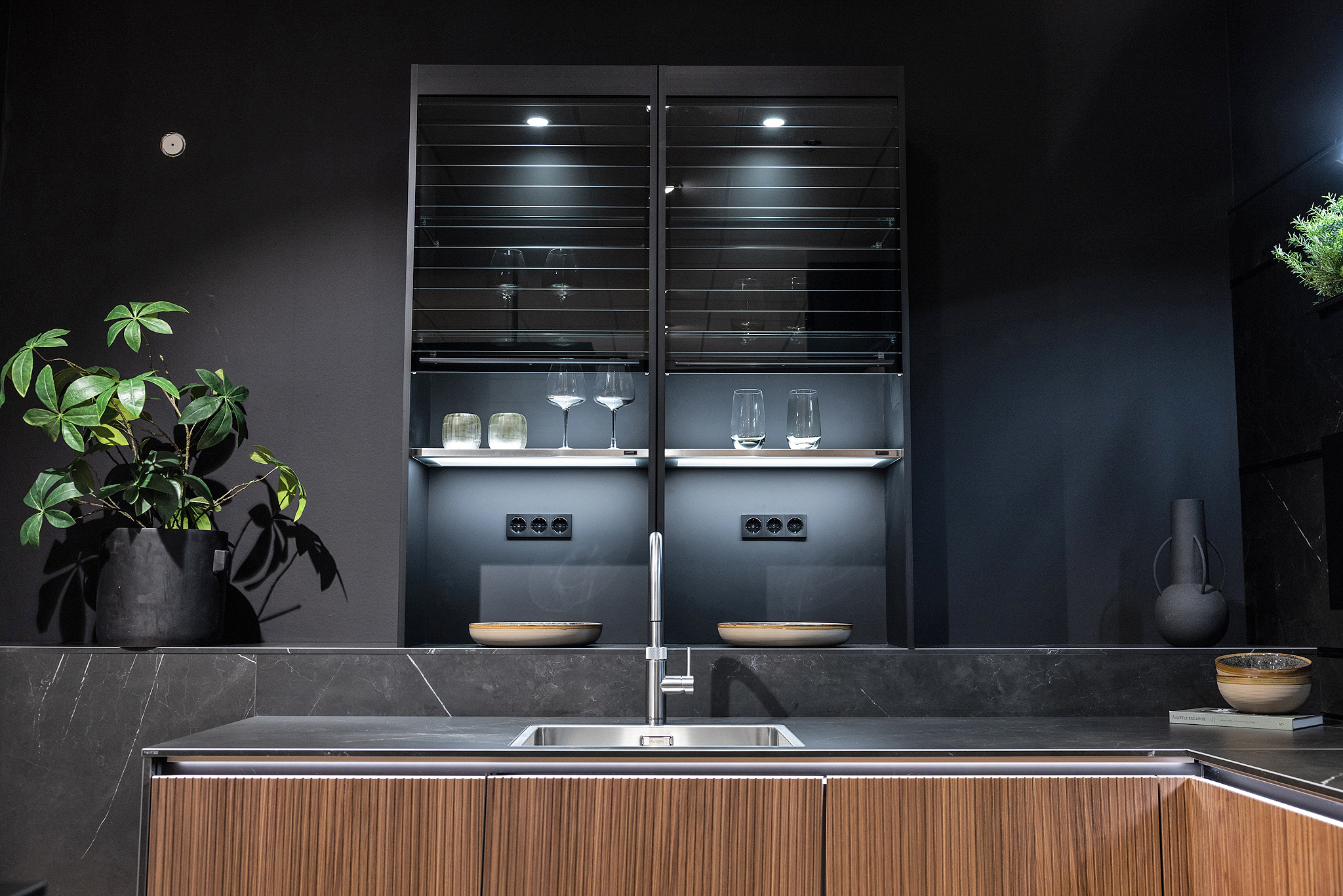 De exclusieve rolkasten met zwart rookglas.