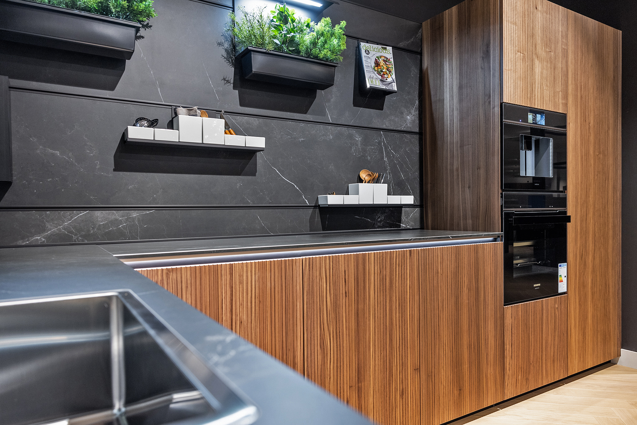 De keramische achterwand is voorzien van het next125 cube paneelsysteem.