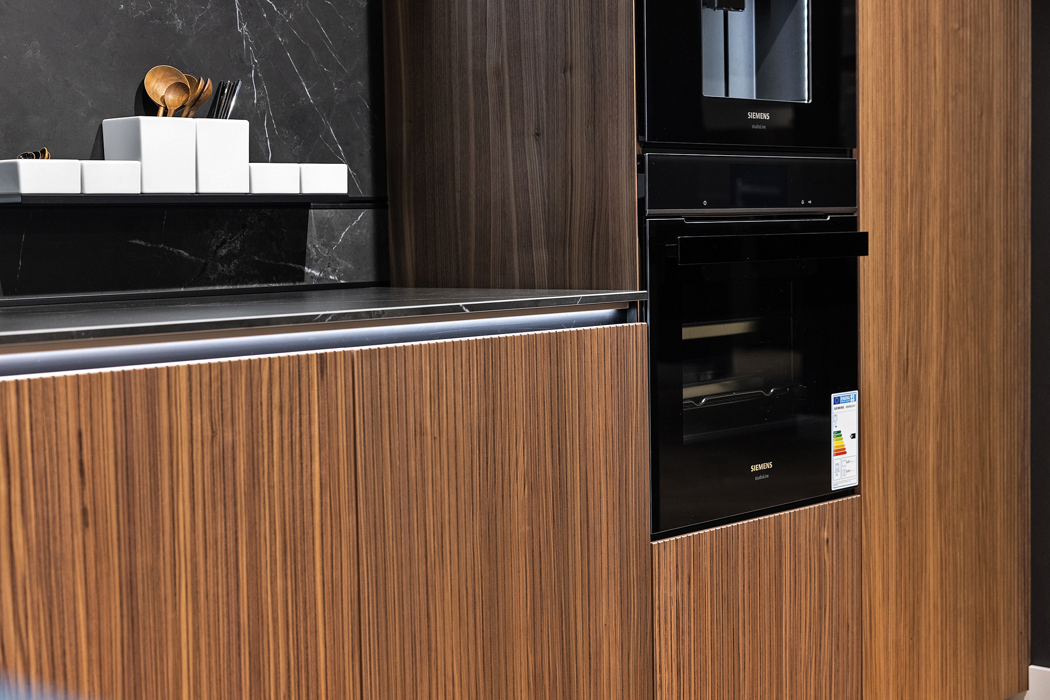 Noten natuur houtfineer fronten, deels met verticalen lamellen.