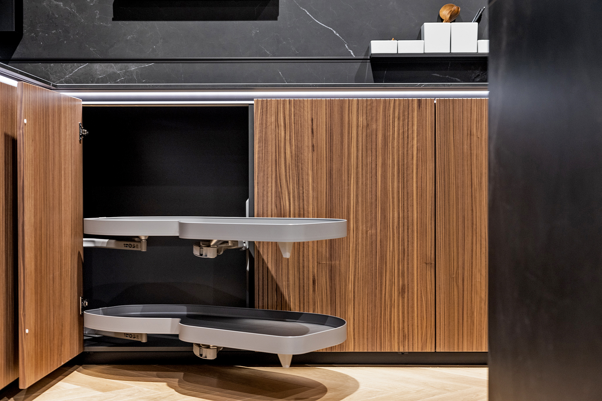 Door deze functionele keuken carrousel wordt alle ruimte in de hoekkast optimaal benut.