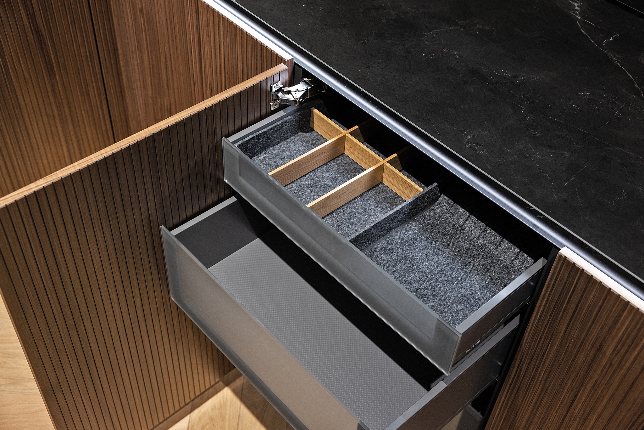 Praktische Flex-Boxen van echt hout en gevormd vlies zien er mooi uit en zorgen voor opgeruimde kasten.