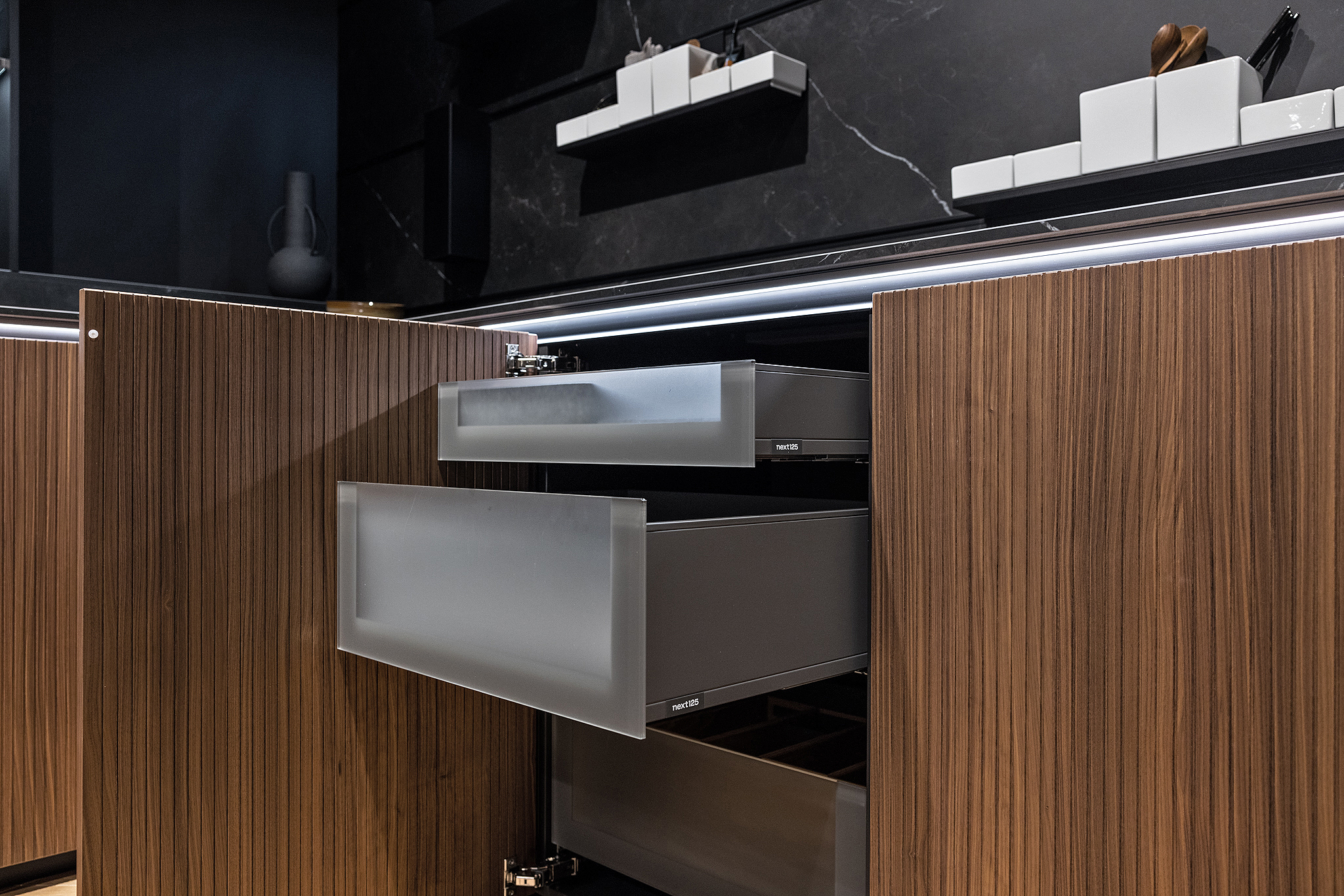 Voor een optimale organisatie van al uw keukengerei zijn sommige kastjes voorzien van luxe binnenlade met mat glazen fronten.