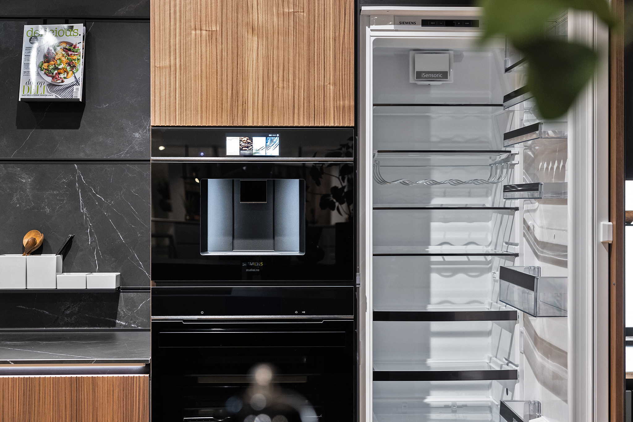 De hoge kasten van de hoekopstelling zijn voorzien van hoogwaardige Siemens studioLine apparatuur.