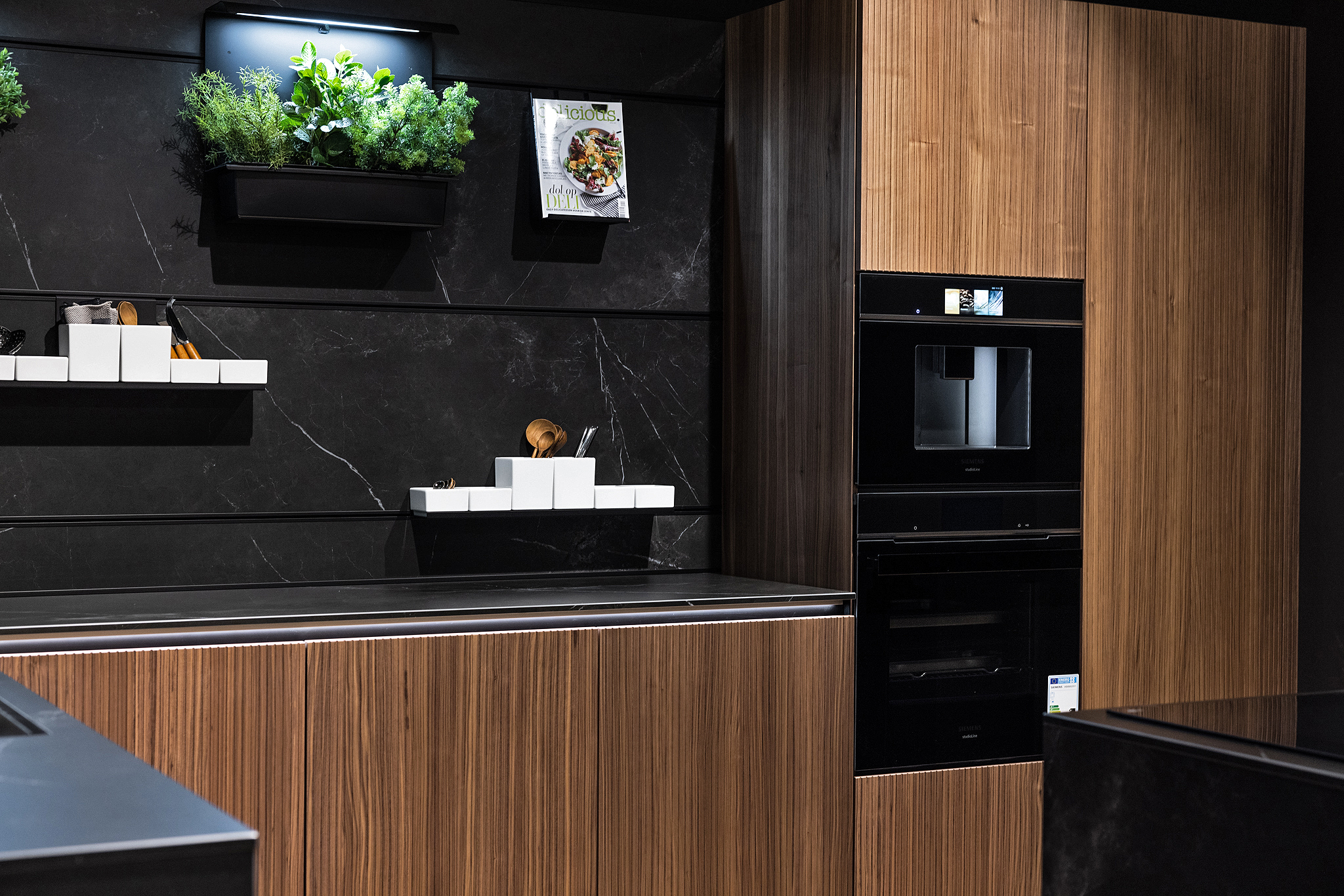 De Siemens apparatuur is van topkwaliteit en past perfect bij de stijl van de keuken.