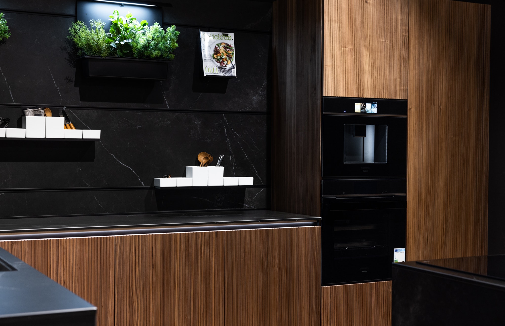 De Siemens apparatuur is van topkwaliteit en past perfect bij de stijl van de keuken.