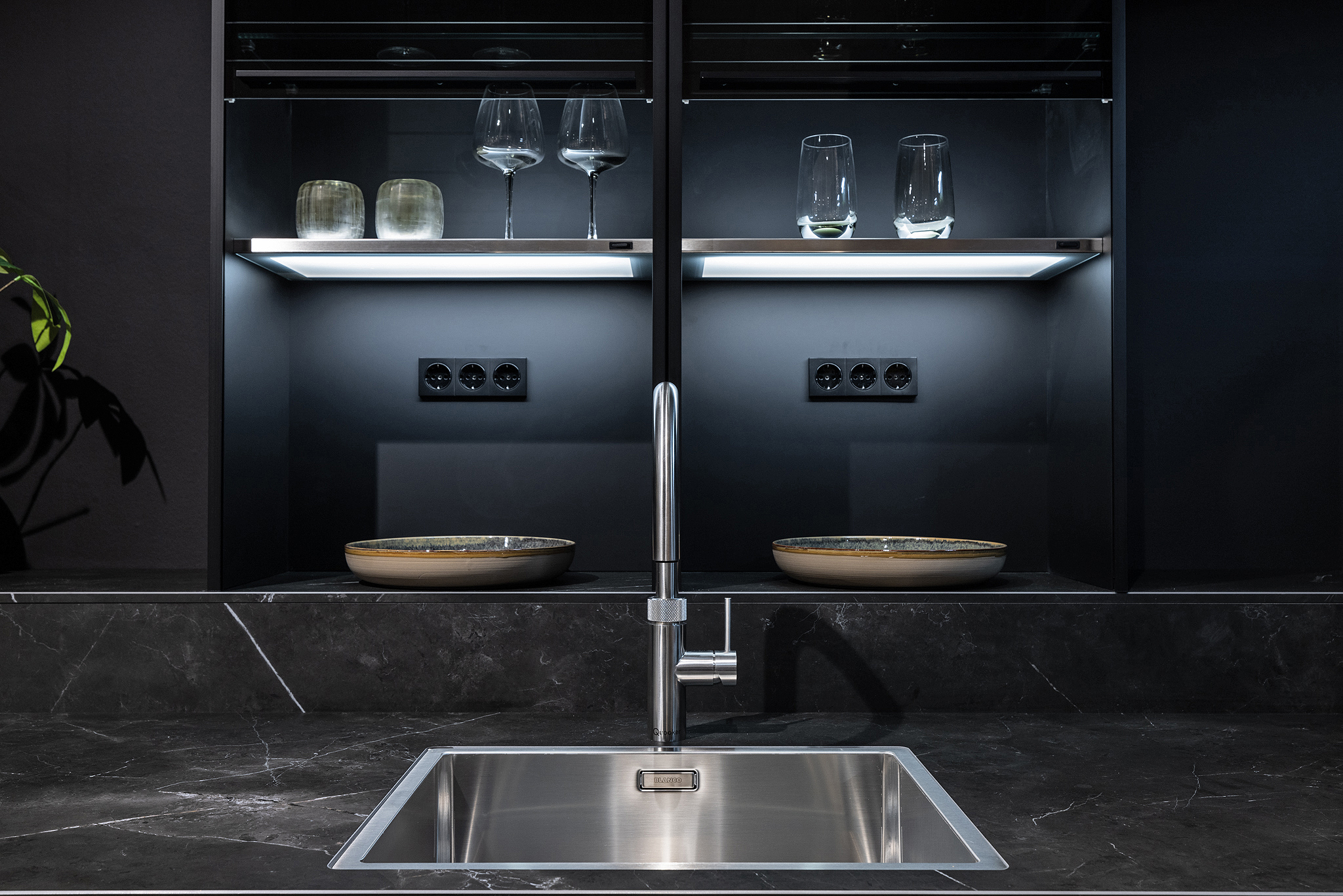 Laat uw mooiste servies schitteren door Led verlichting in de legplanken.