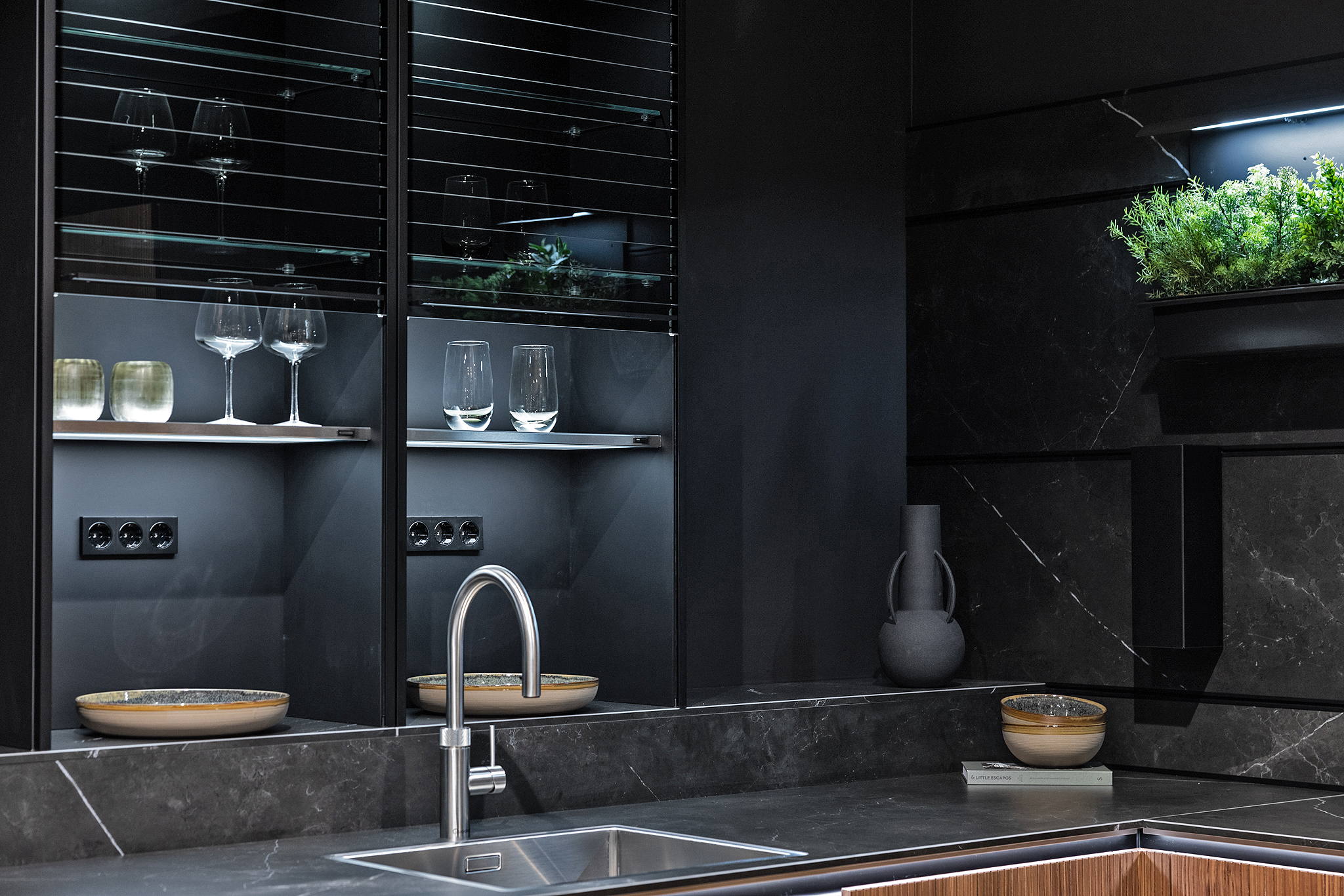 De vitrinekasten van de keuken zijn stijlvol én functioneel.