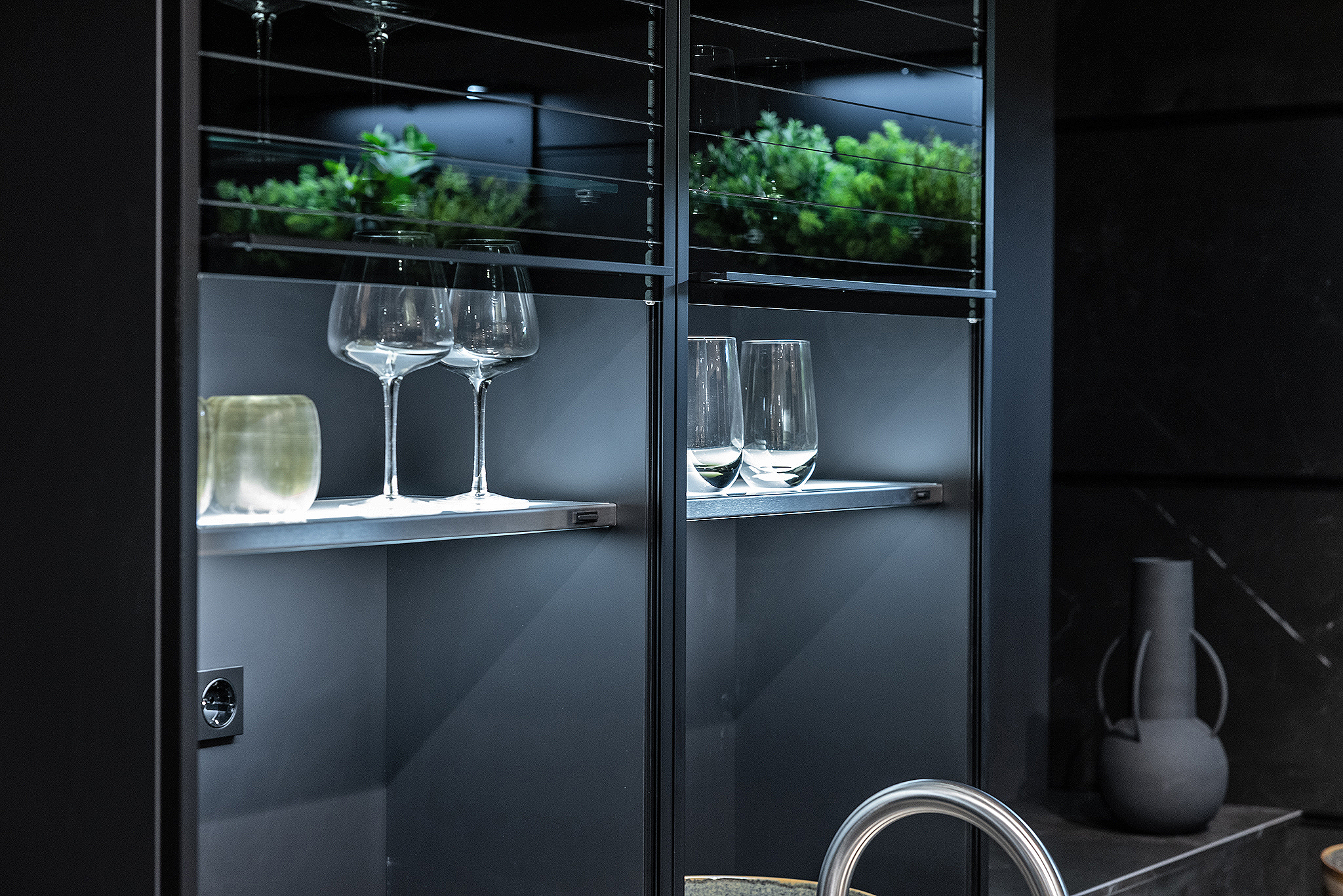 Door de Led verlichte legplanken zetten uw favoriete items bewust en sfeervol in de schijnwerpers.