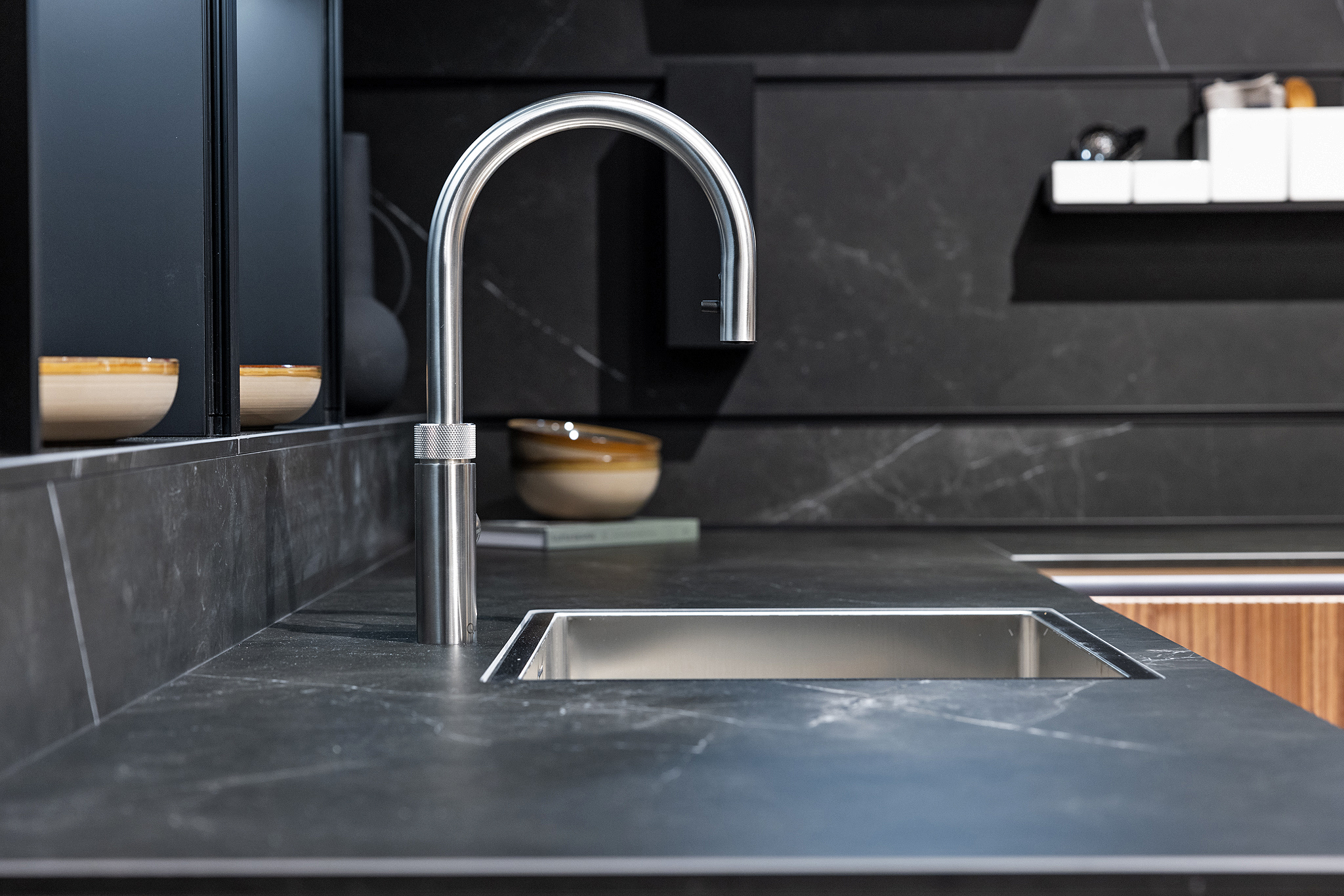 De Quooker kokend-water-kraan is uitgevoerd met een afwerking in RVS.