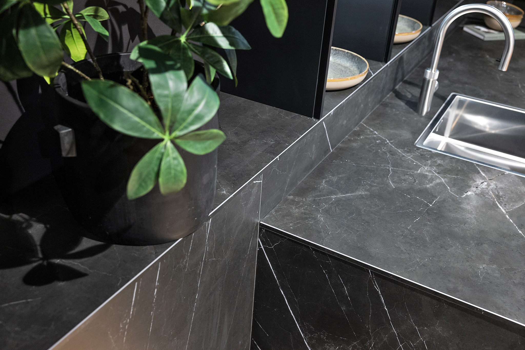 De fronten en het werkblad in de kleur marmer nero zorgen voor een mooi contrast en een luxe touch.