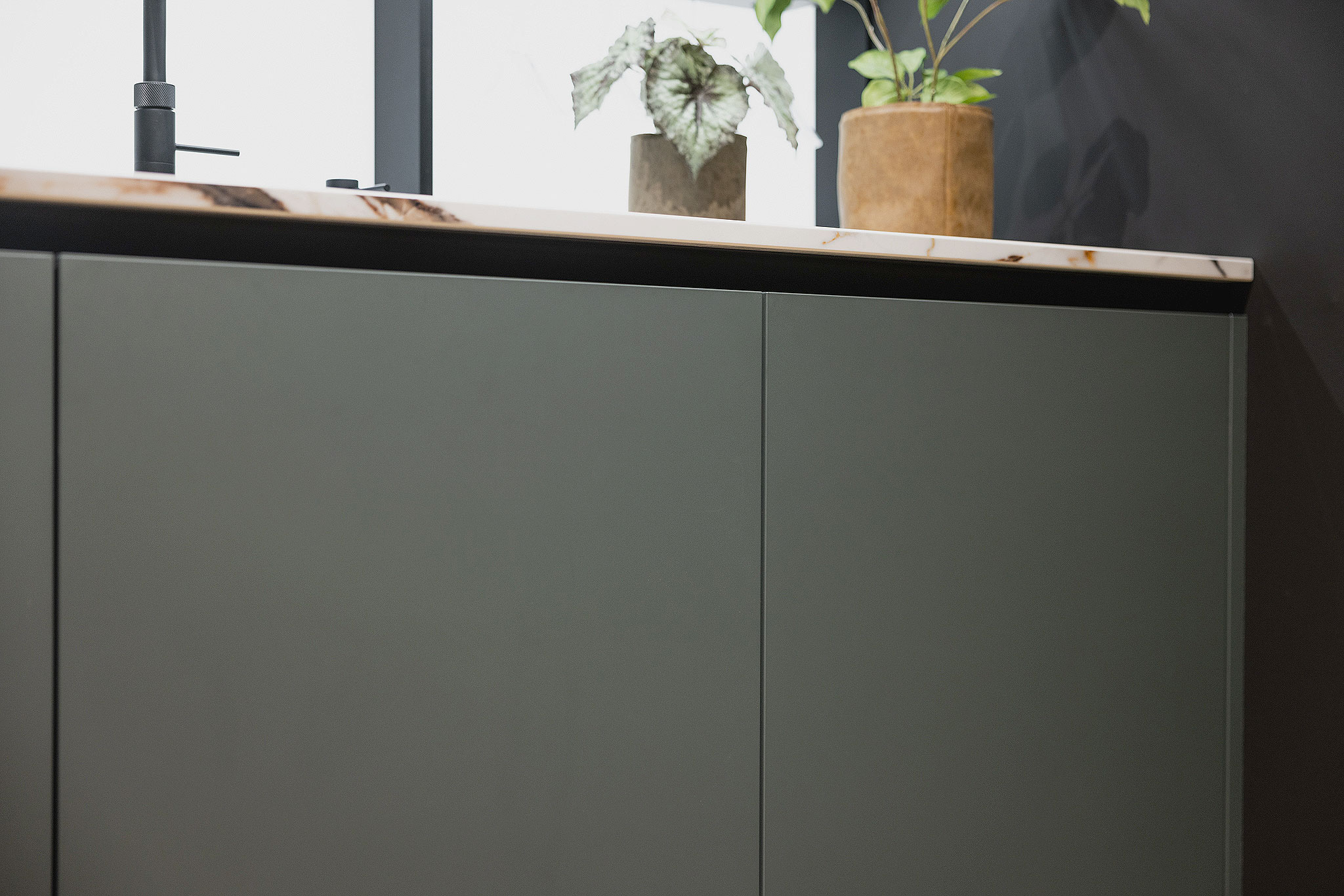 Kobalt groene matgelakte fronten zijn greeploos uitgevoerd.