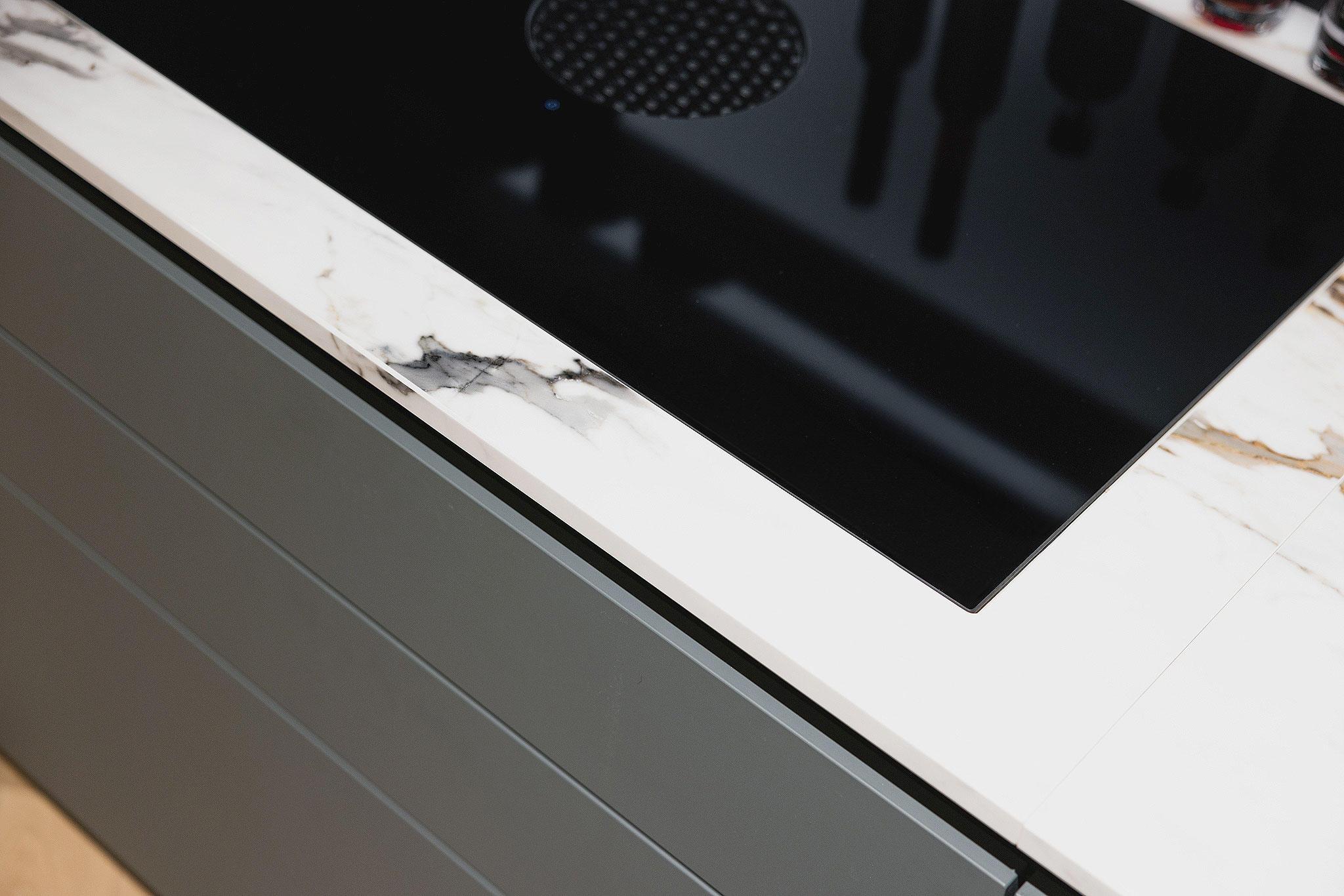 Aan dit werkblad kunt u iedere dag zorgeloos werken, want keramiek is hitte-, vlek- én krasbestendig.