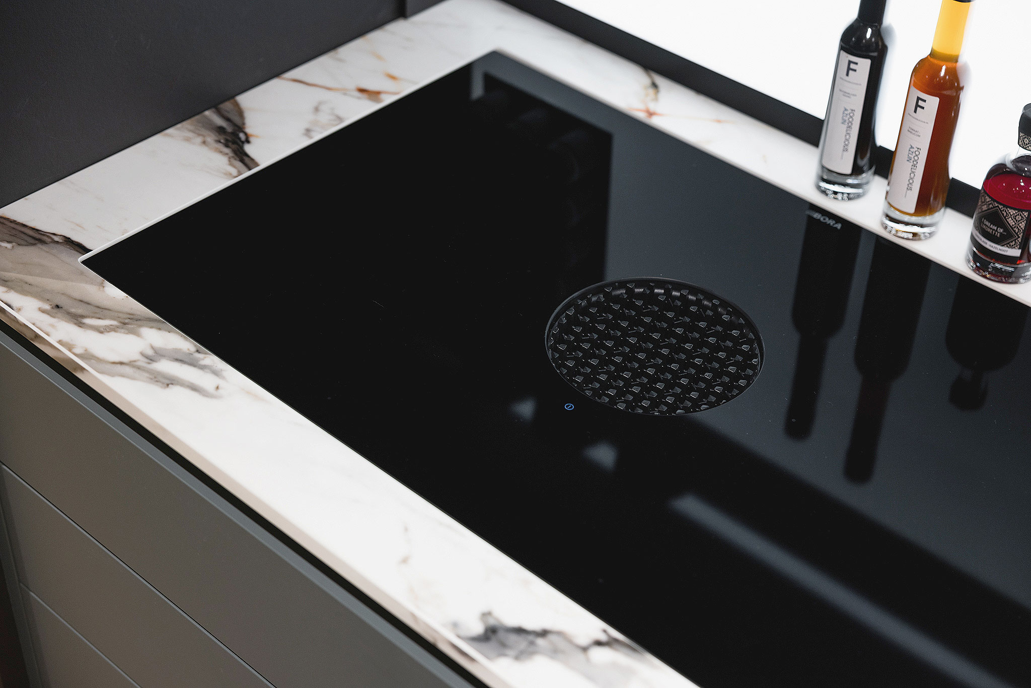 Deze oppervlakte-inductie kookplaat & afzuiging in één staat garant voor pure perfectie en maximale stijl.