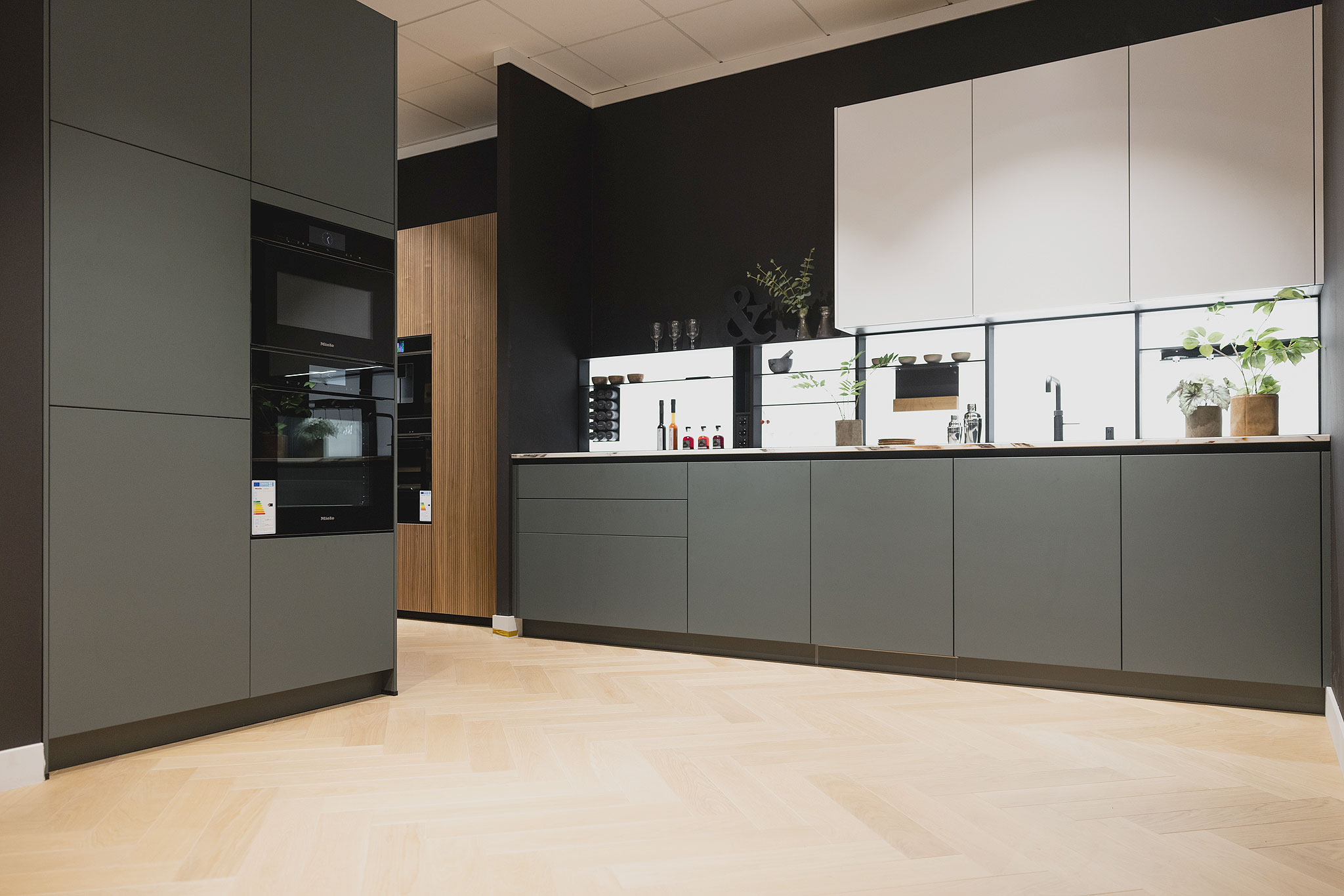 De rechte opstelling met mat gelakte front in de kleuren kobalt groen en kristal wit.