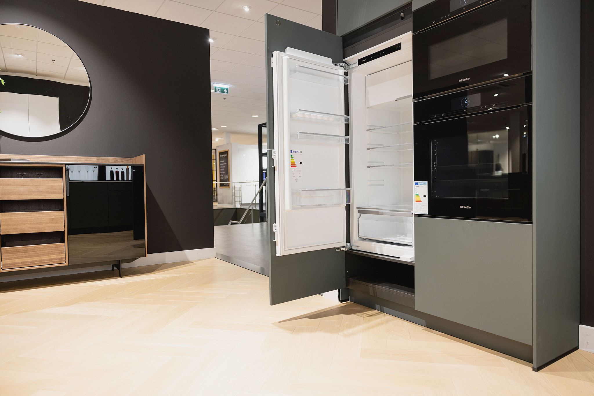 De in de hoge kasten ingebouwde Miele apparatuur.