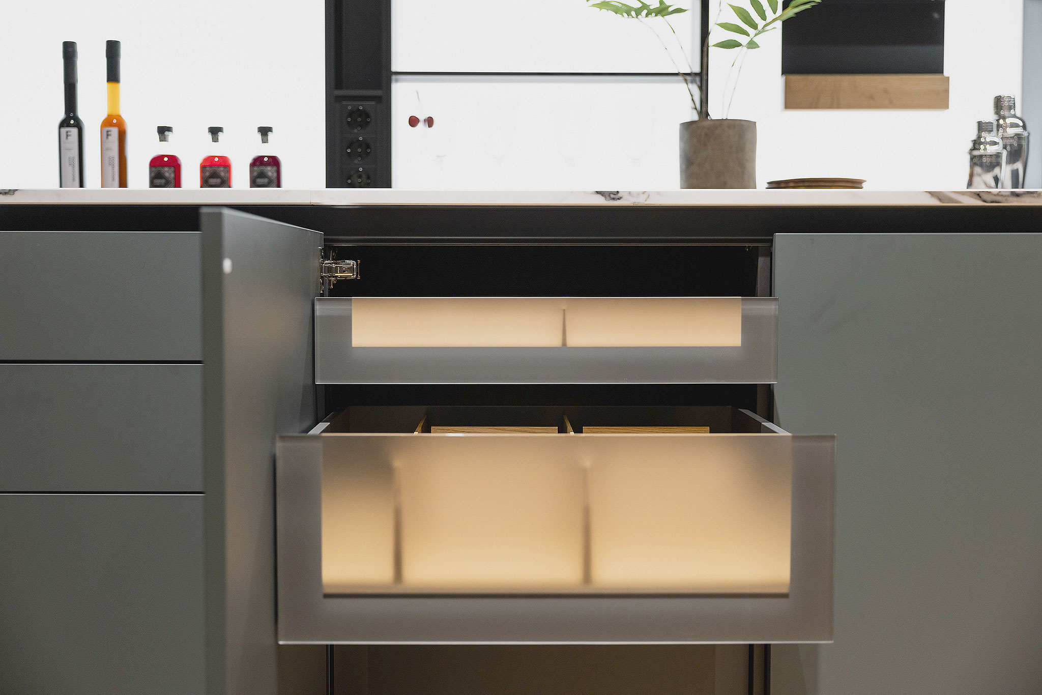 De binnenladen met glasfronten stralen pure luxe uit.