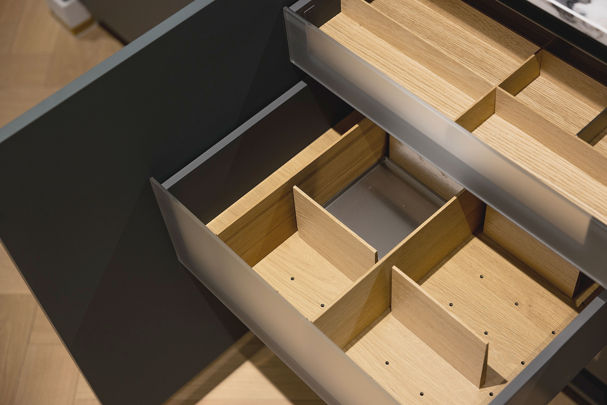 Het intelligente, variabele opbergsysteem in elegant-warm eiken natuur organiseert al uw keukengerei.