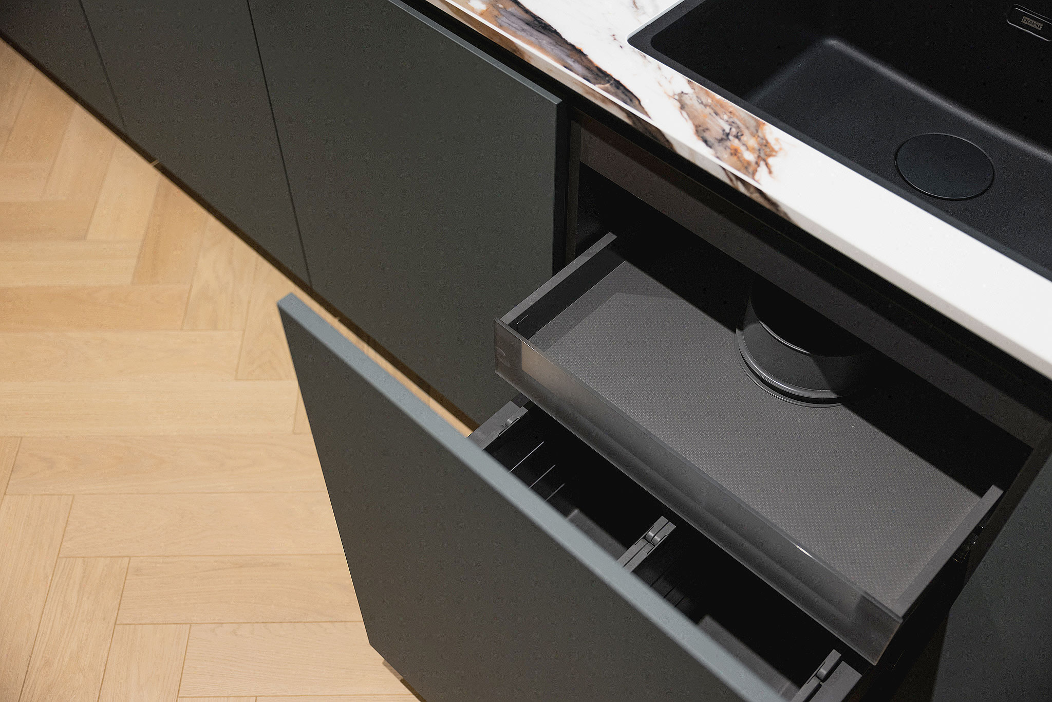 De lade en binnen lade onder de spoelbak maken optimaal gebruik van de beschikbare ruimte.