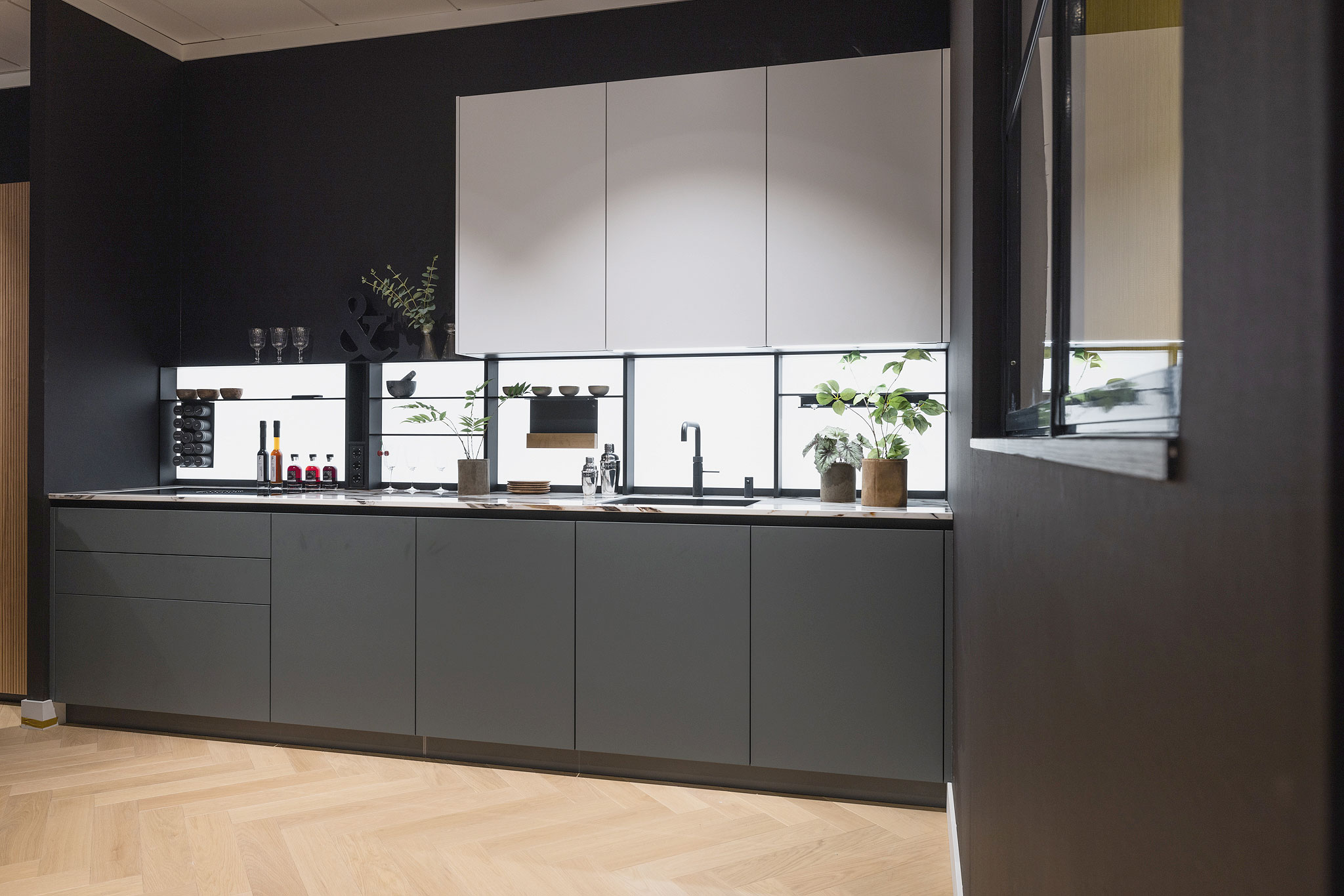 In dit nissenrek hebt u een goed overzicht, alles bevindt zich binnen handbereik.