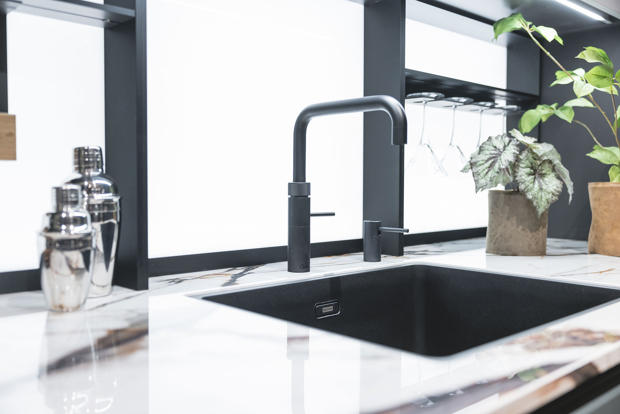 In het verlichte niselement vindt u onder andere een glashangrek.