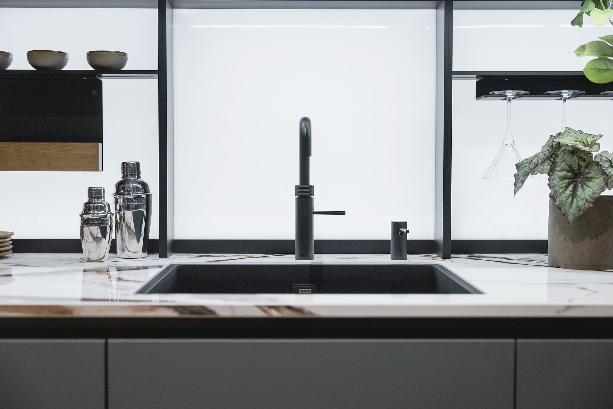 De design verlichte achterwand voorzien van legplanken.