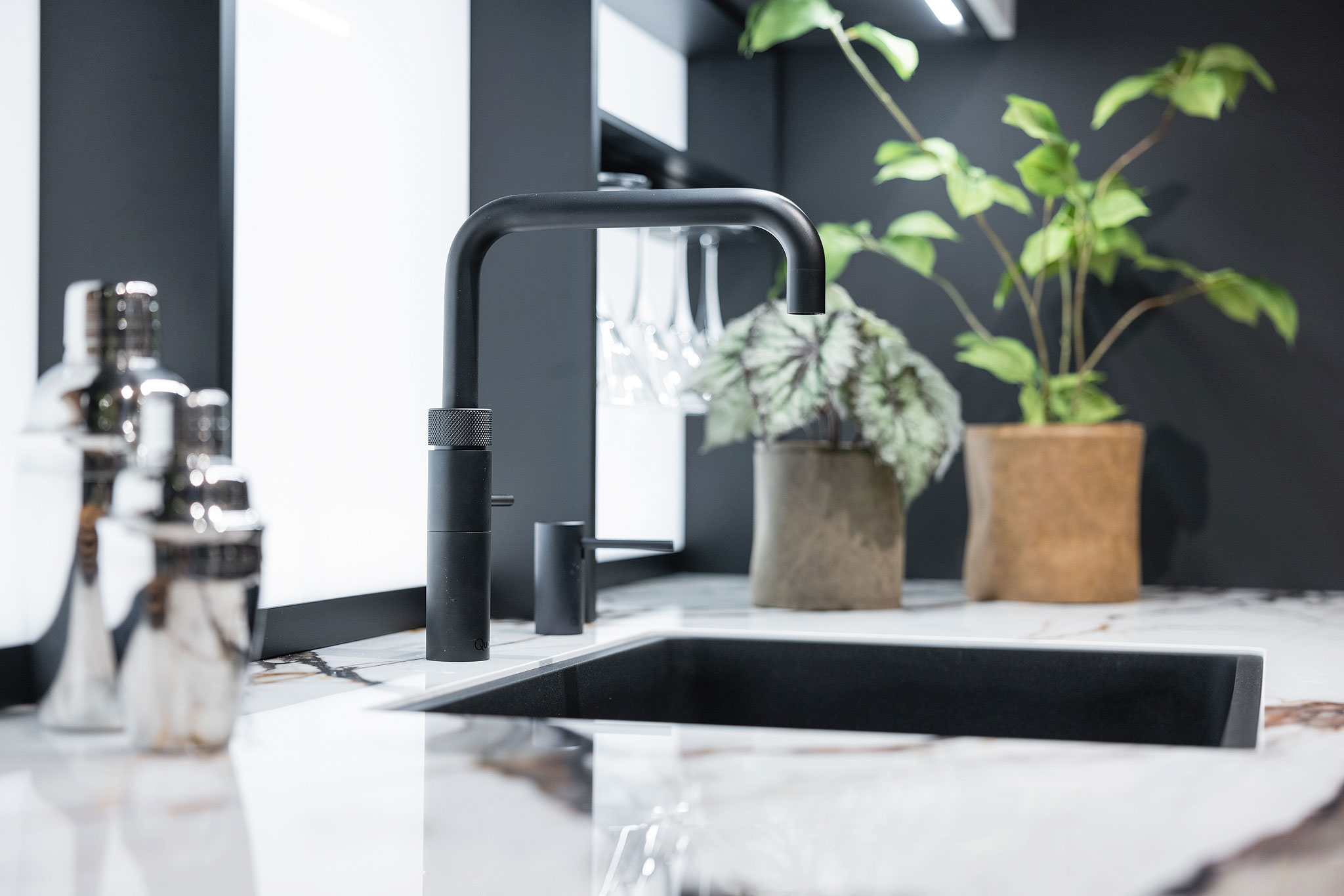 De in mat zwart uitgevoerde Quooker Fusion Square met bijpassend zeeppompje.