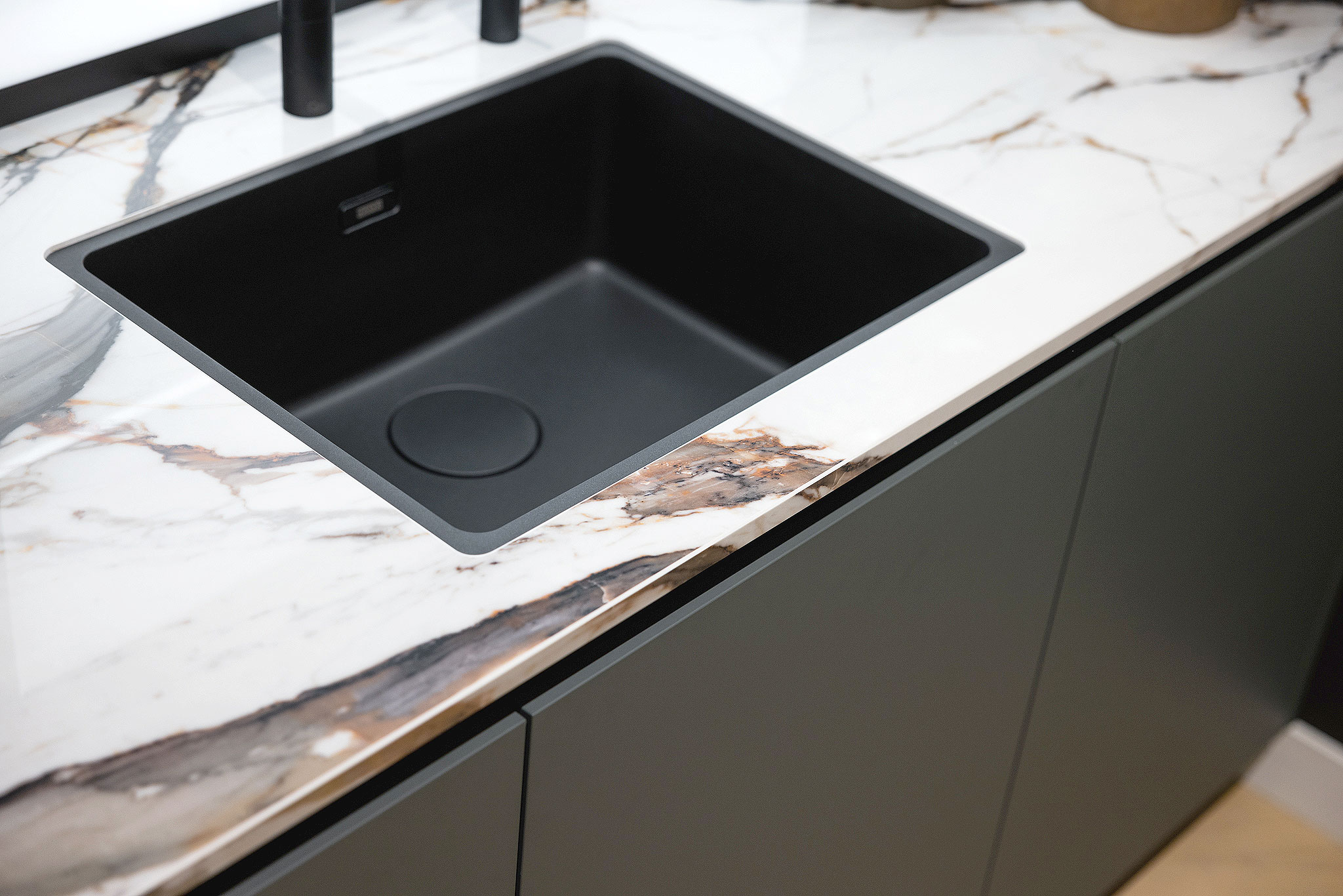 Kenmerken voor deze keuken is de creatieve mix van hoogwaardige materialen.