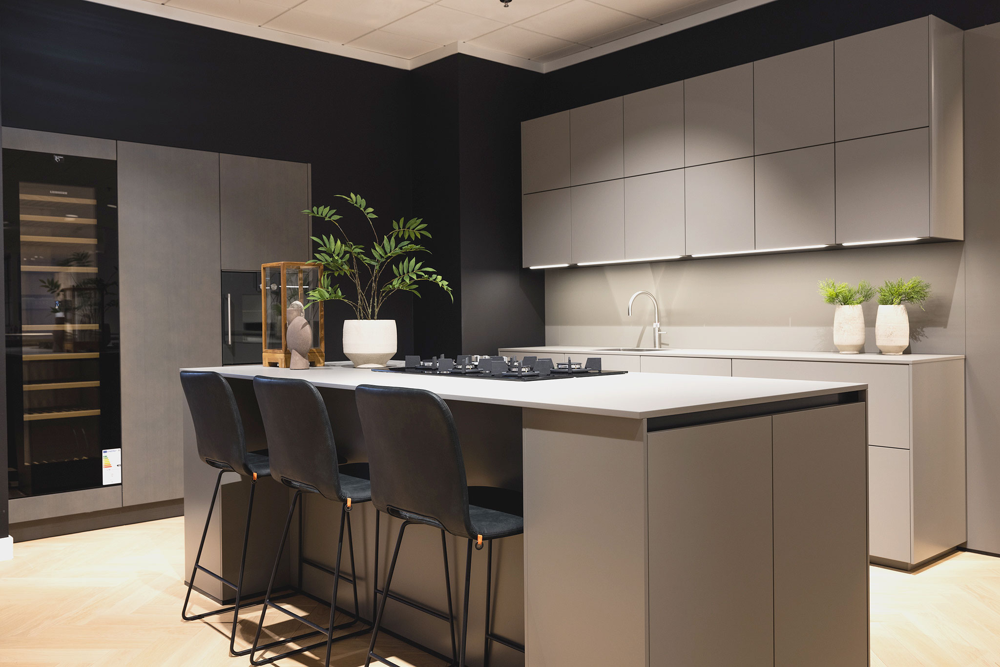 De subtiele grijze kleur van de softmatte fronten, vormen een mooi geheel met de parelgrijze eiken houtfineer fronten.