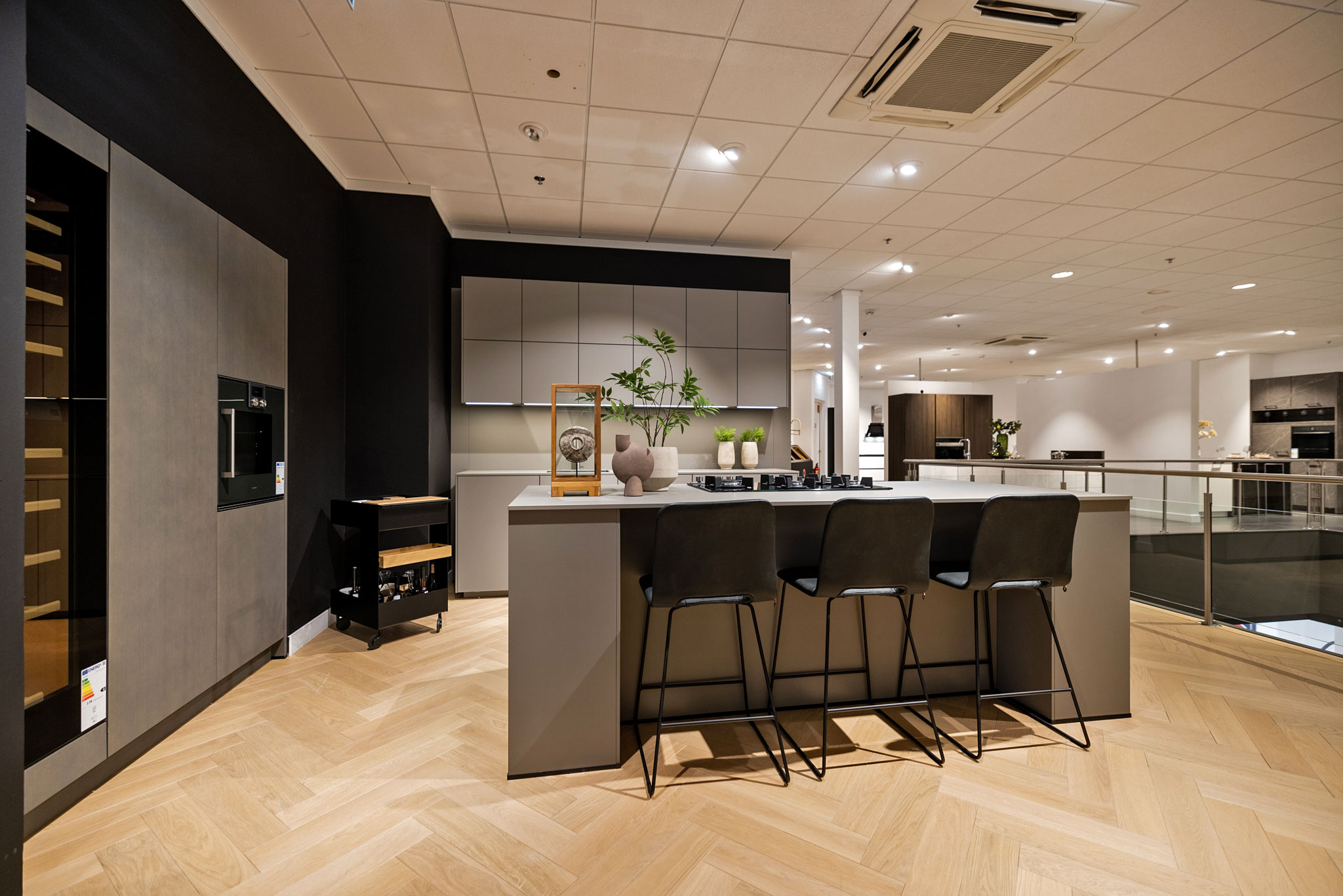 De ruim opgestelde keuken is van alle gemakken voorzien en heeft een uniek design.