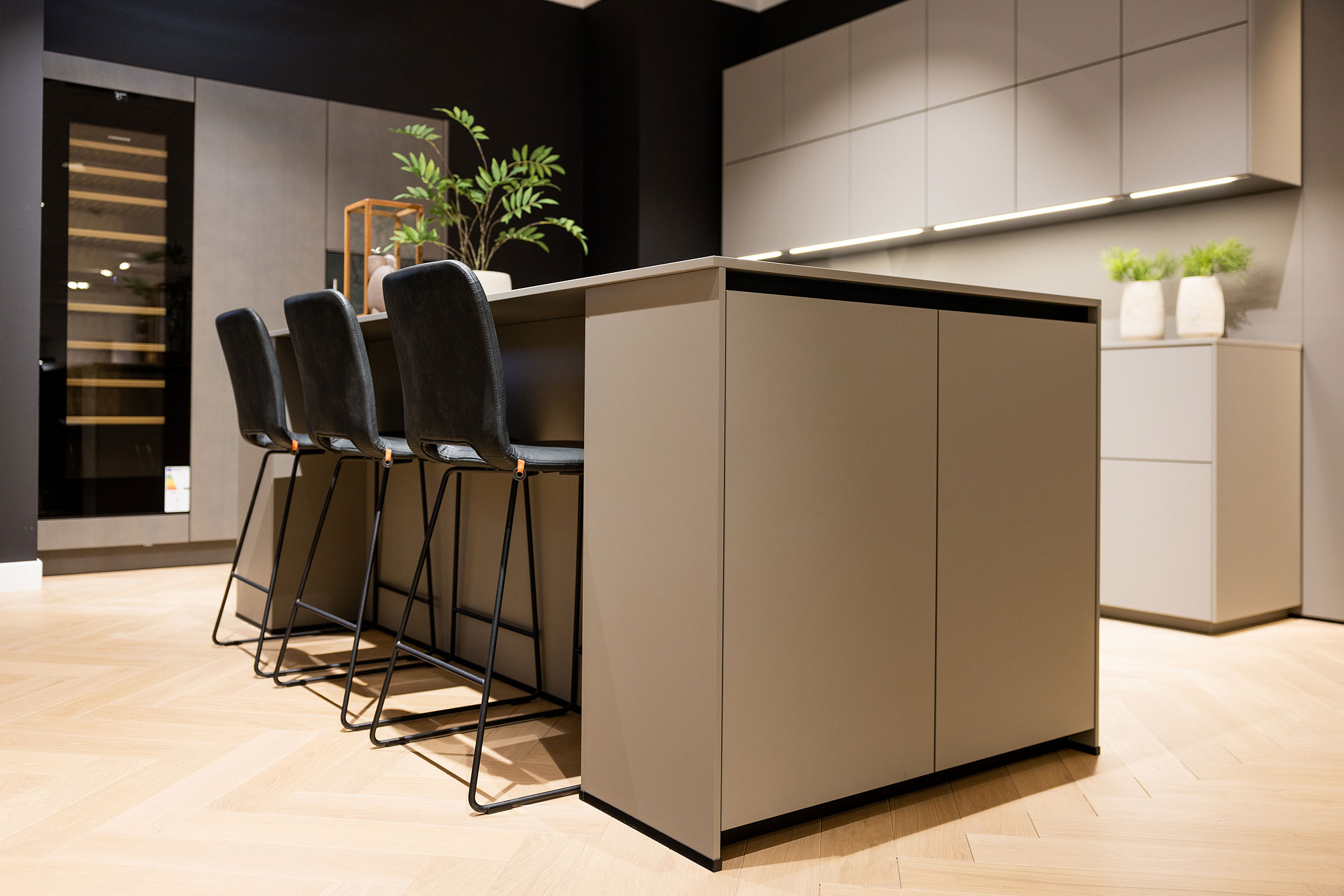 Aan de ruime bar geniet u relaxed van een goed glas wijn, dat u op temperatuur serveert.