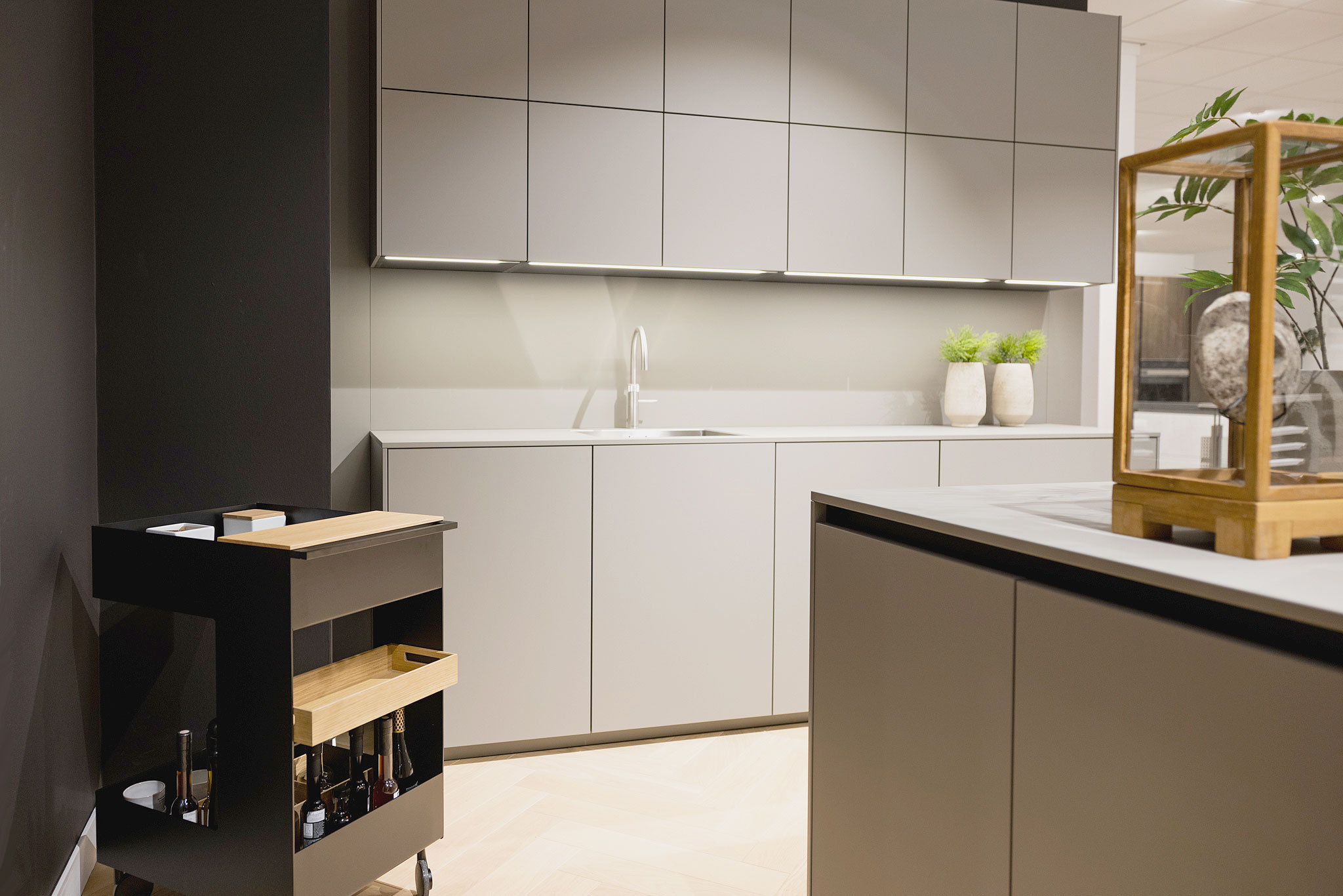 Zowel de rechte opstelling als het eiland zijn in de kleur terra grijs.