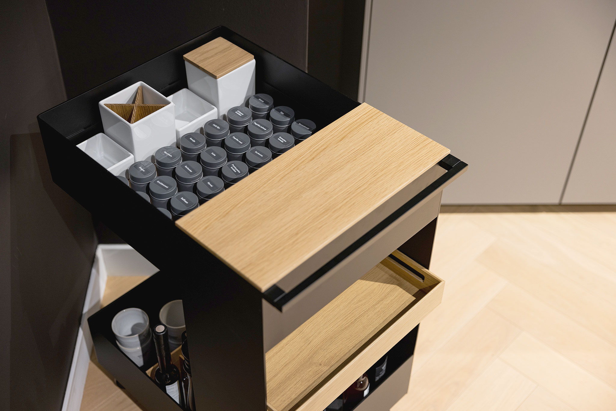 De matzwarte, metalen keukentrolley met zachte zwenkwielen is via de onyxzwarte greep moeiteloos te verplaatsen.