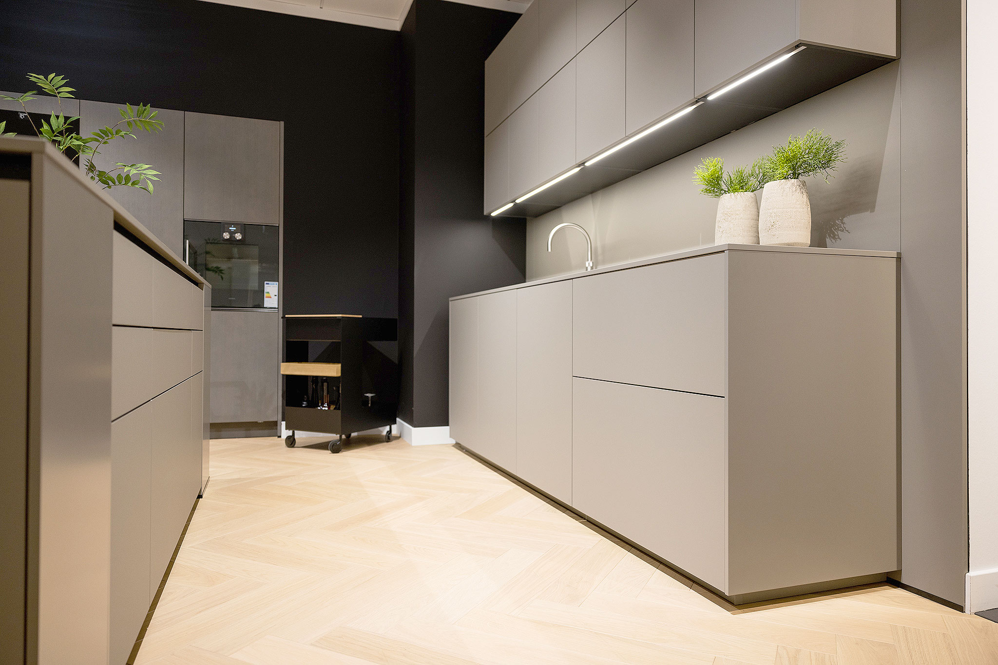 De gehele keuken is uitgevoerd in een combinatie van een greeploos en push to open systeem.