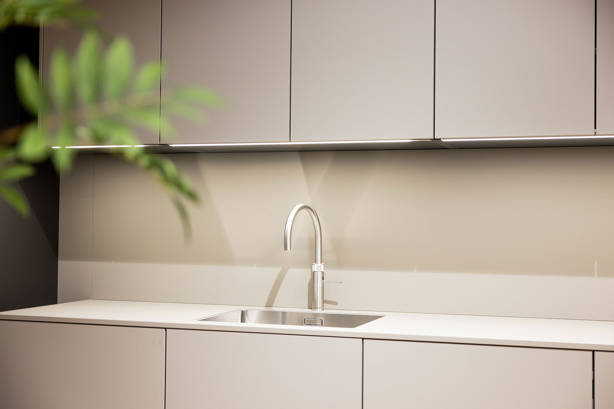 Zowel het front als het werkblad van de rechte opstelling zijn uitgevoerd in de kleur terra grijs.