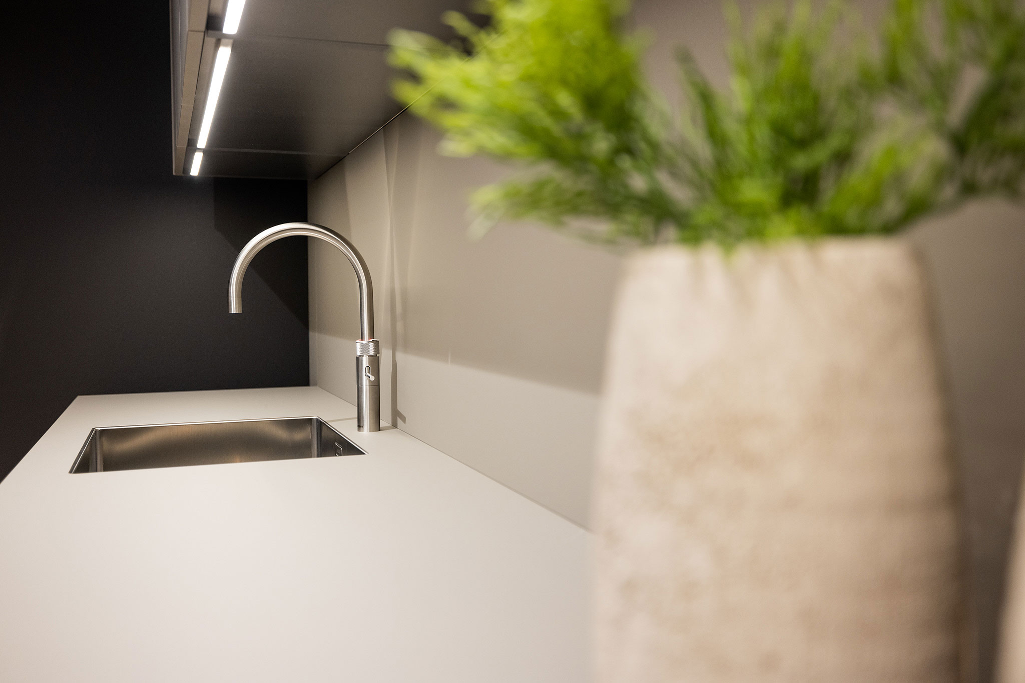 Op een sobere en stijlvolle manier onderstreept het led-greepprofiel de minimalistische uitstraling.