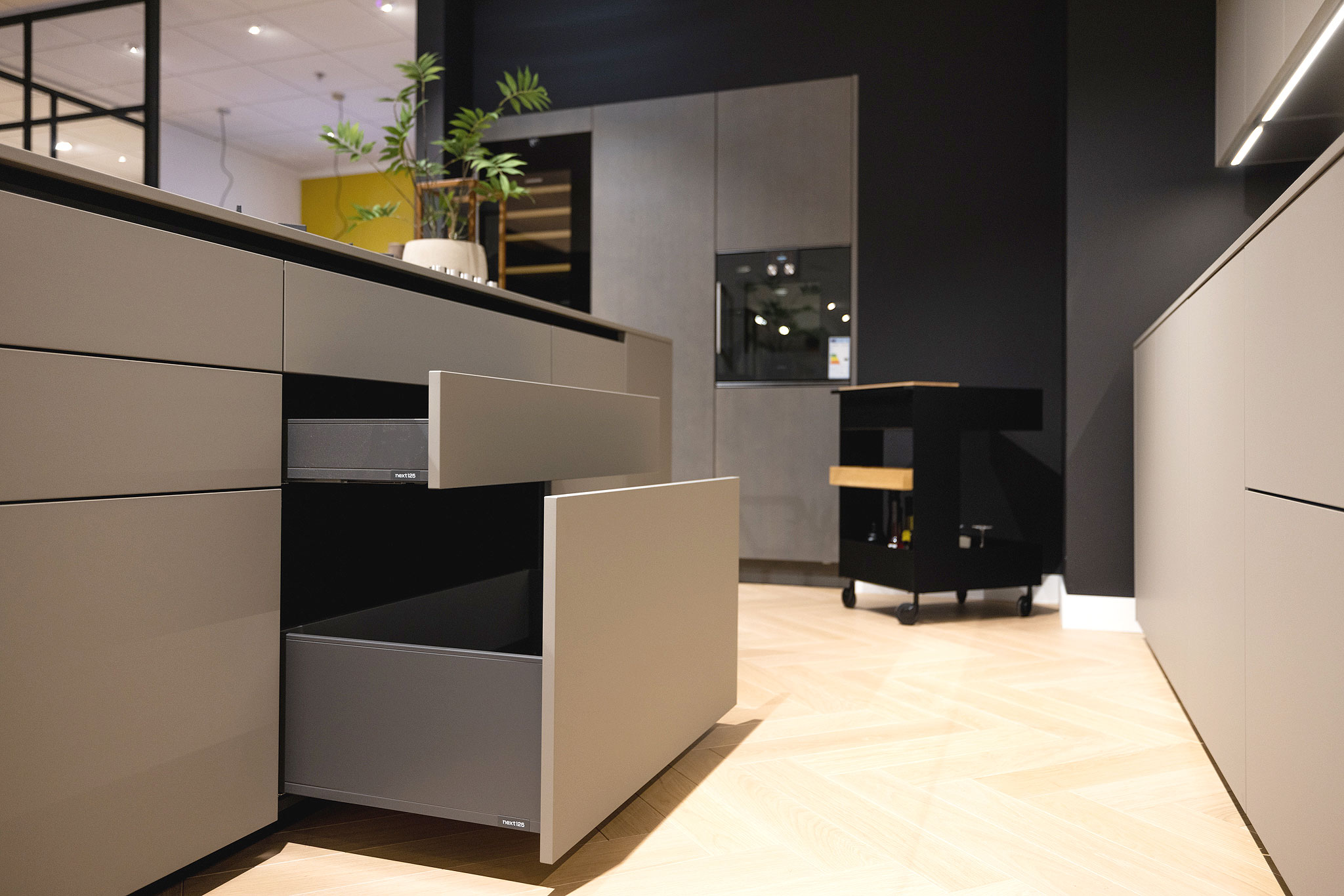 Aan opbergruimte heeft u in deze eilandkeuken geen gebrek.