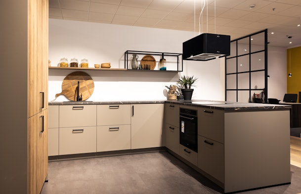 Eigentijds ontwerp met industriële accenten en warme houttonen